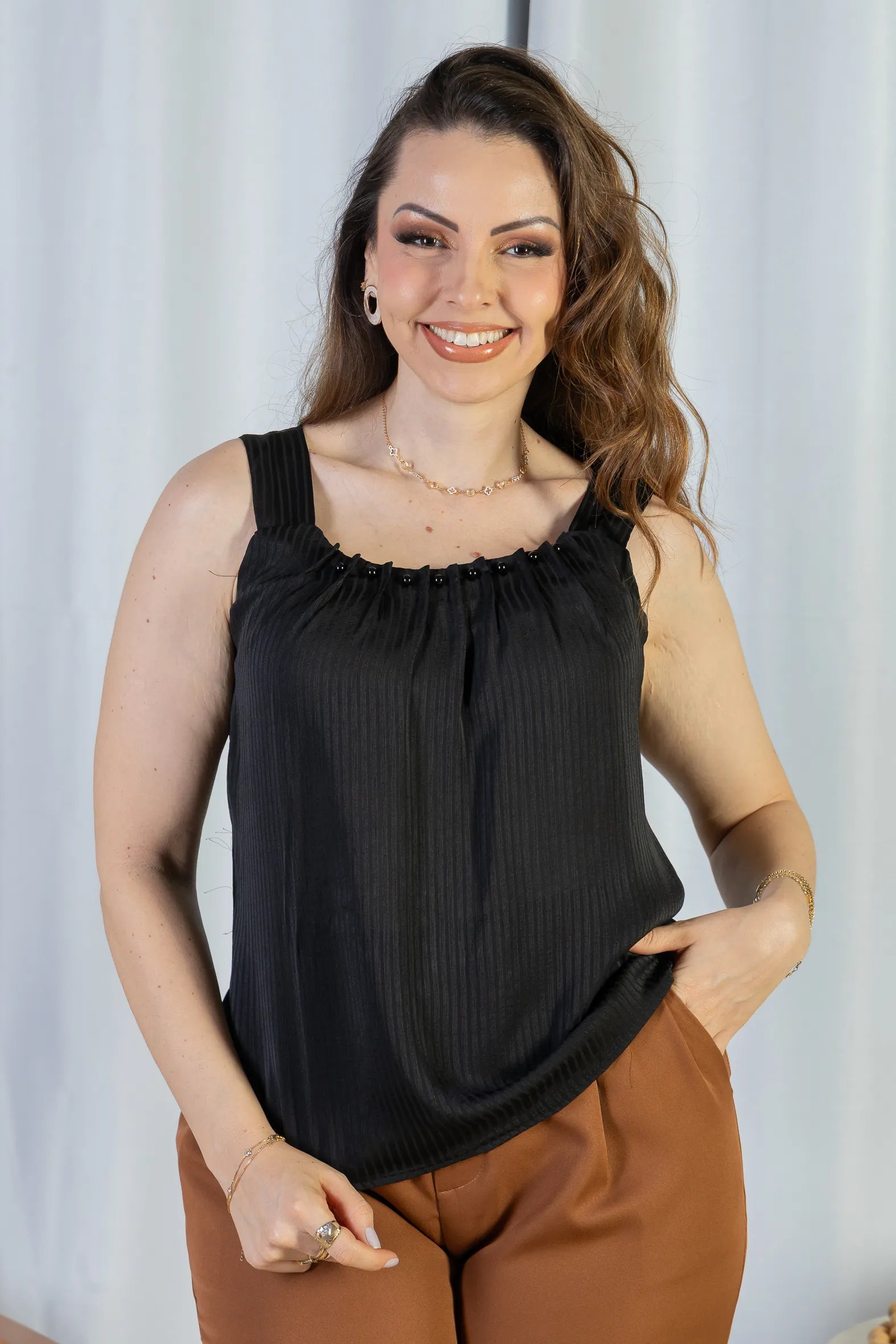 Blusa Regata Detalhe Gola Pérolas Crepe Acetinado Estefani Preta