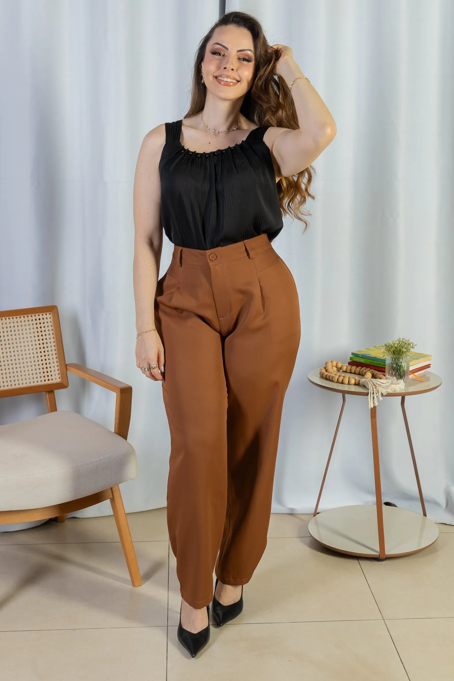 Blusa Regata Detalhe Gola Pérolas Crepe Acetinado Estefani Preta