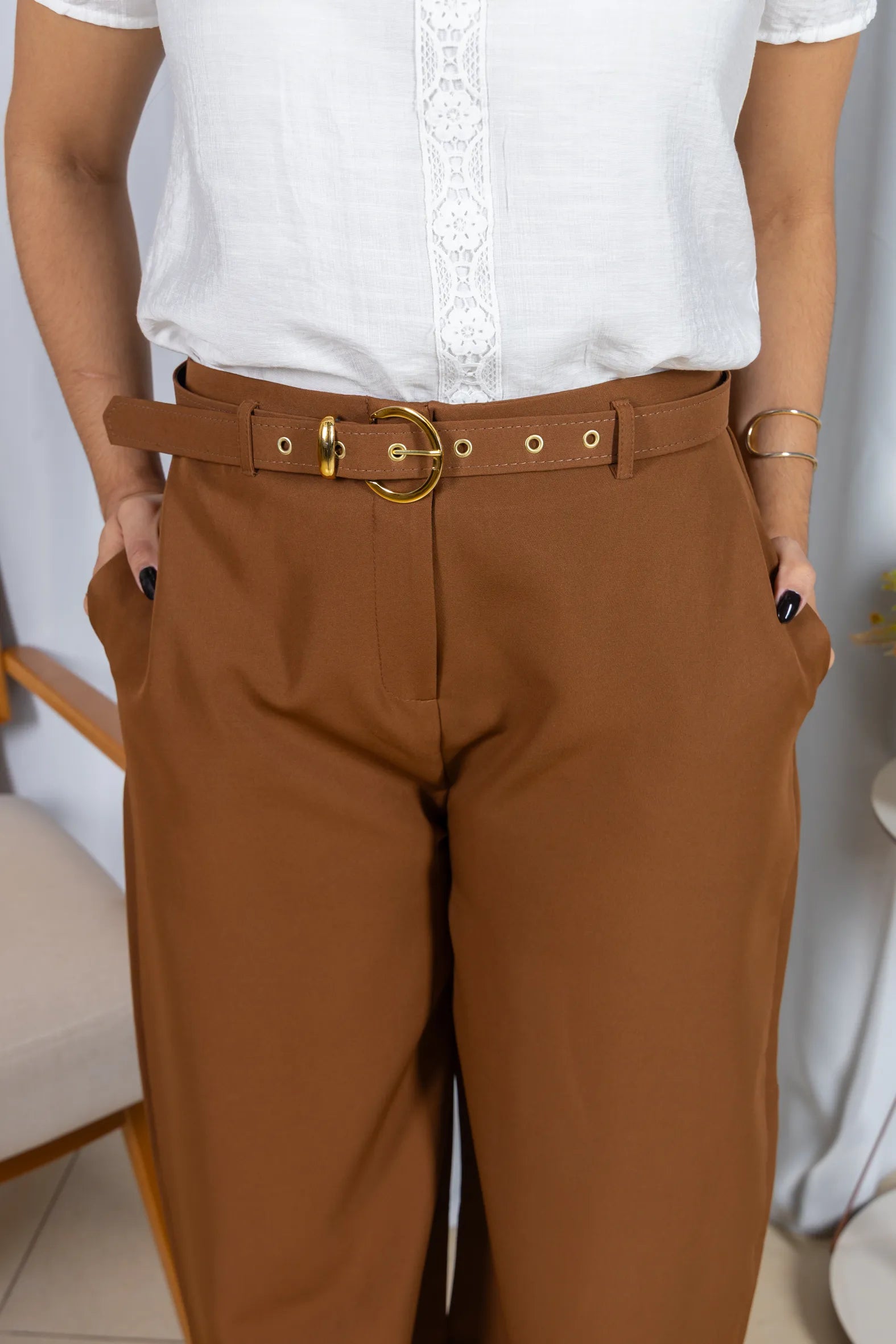 Calça Pantalona em Alfaiataria com Cinto Encapado Cinthia Marrom Escuro