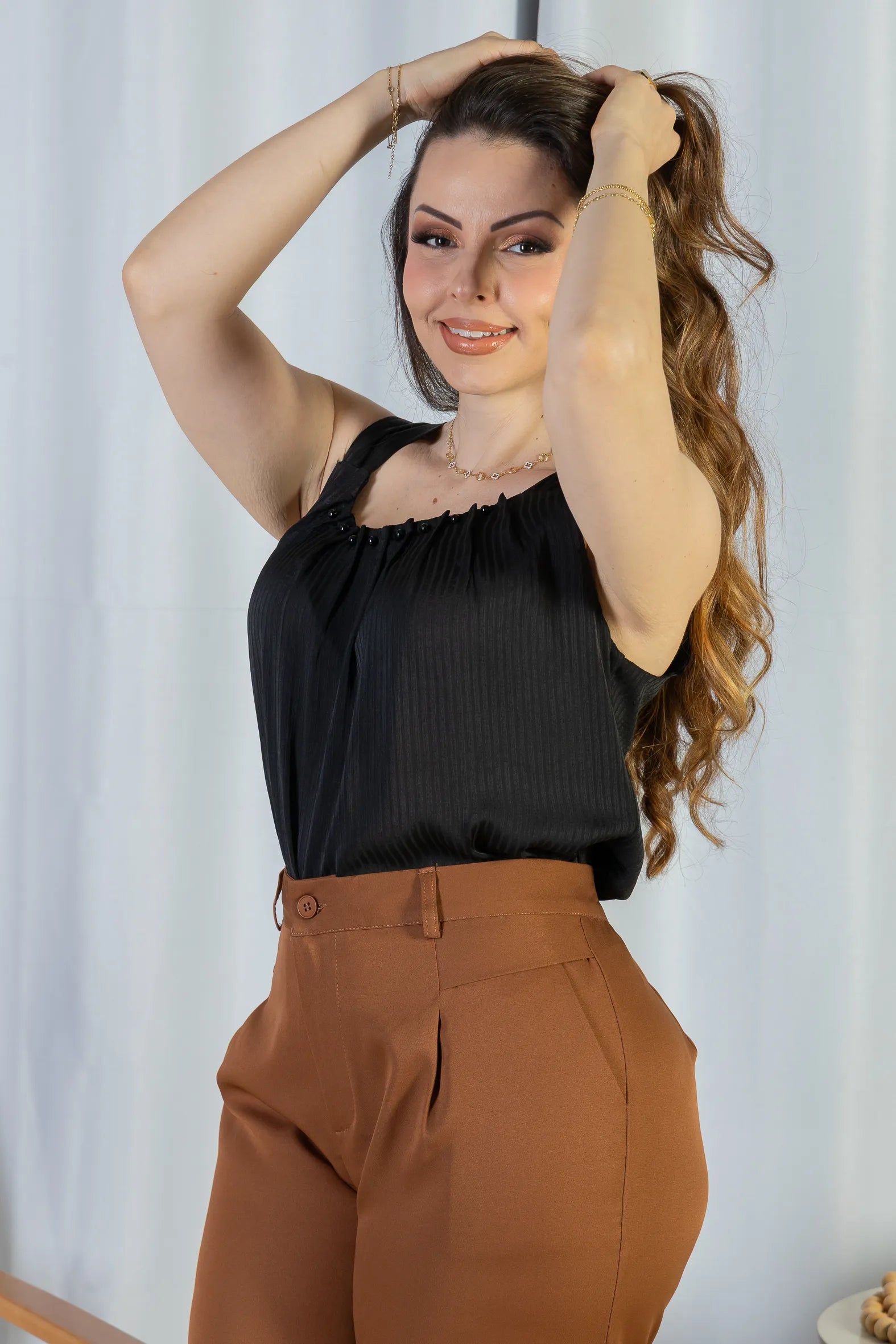 Blusa Regata Detalhe Gola Pérolas Crepe Acetinado Estefani Preta