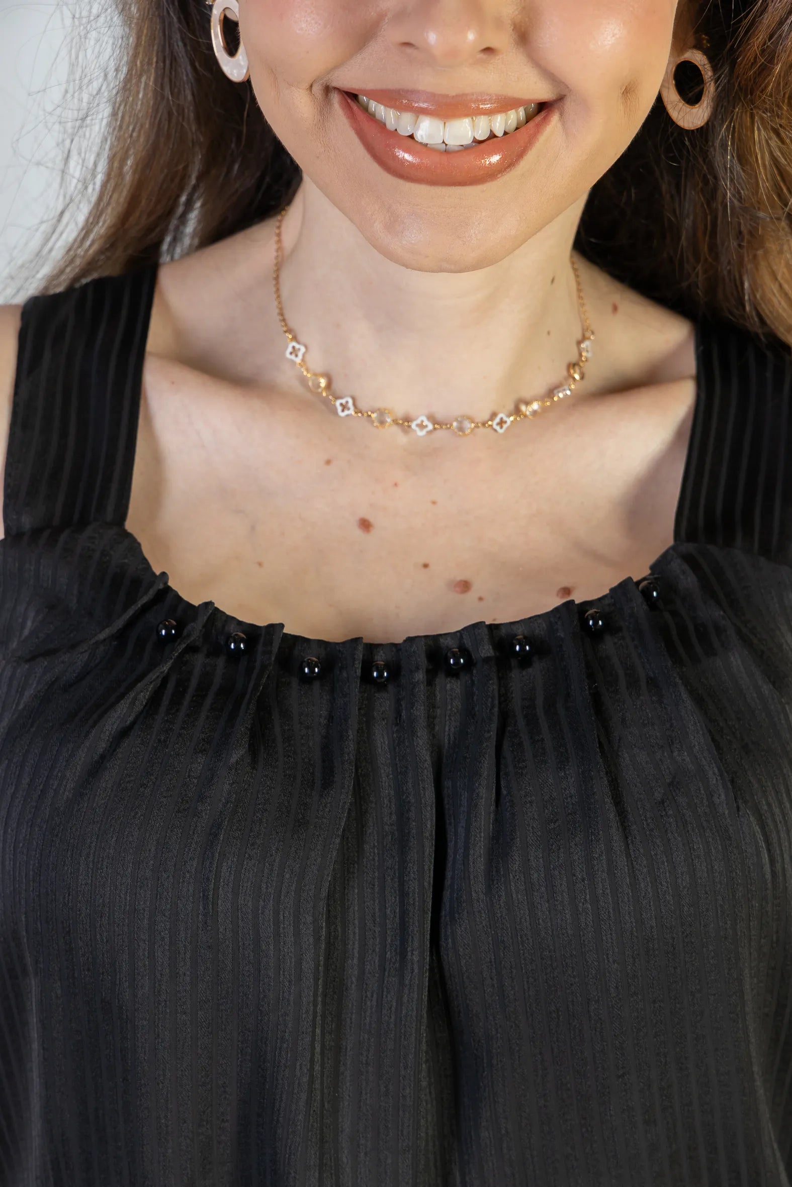 Blusa Regata Detalhe Gola Pérolas Crepe Acetinado Estefani Preta