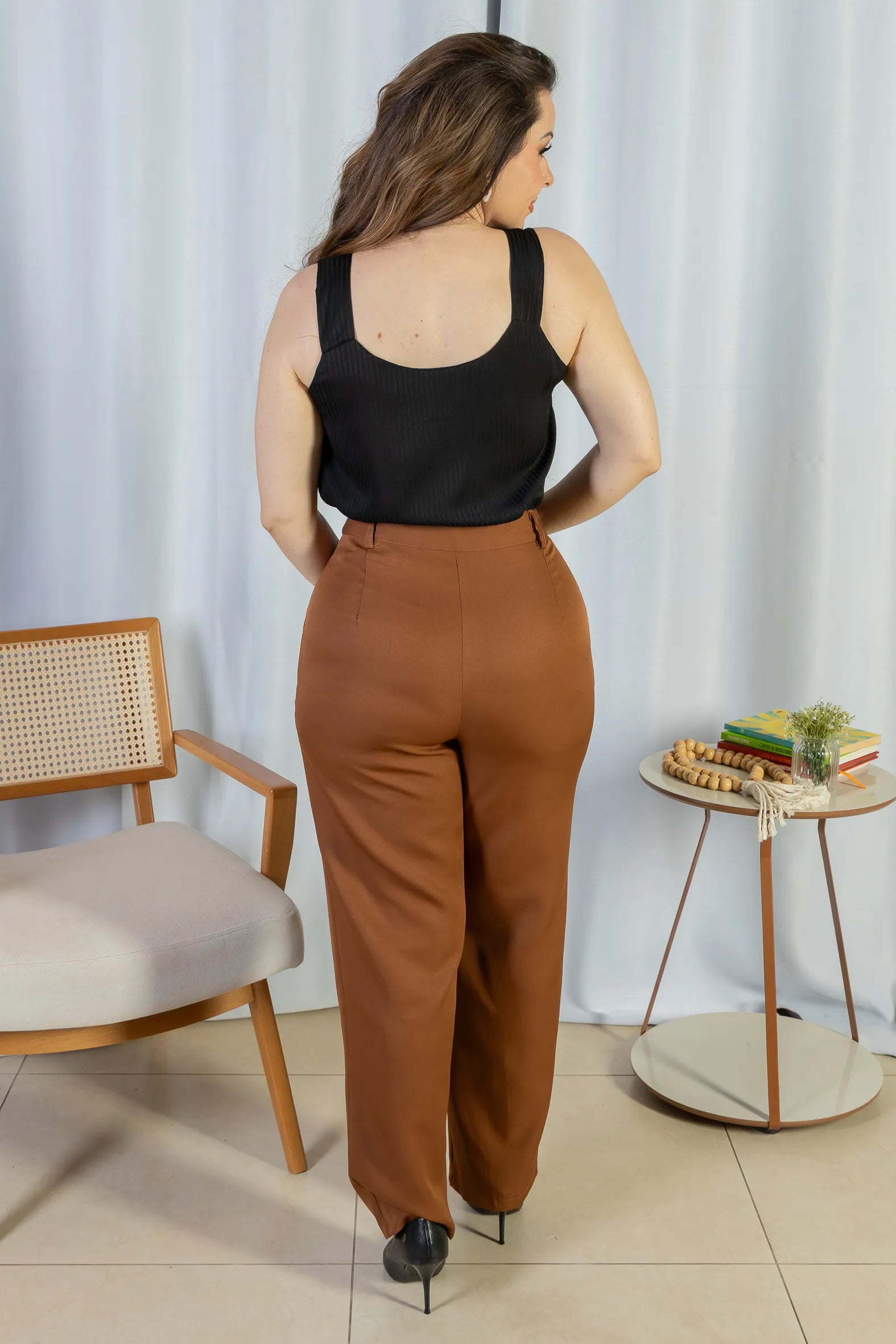 Blusa Regata Detalhe Gola Pérolas Crepe Acetinado Estefani Preta