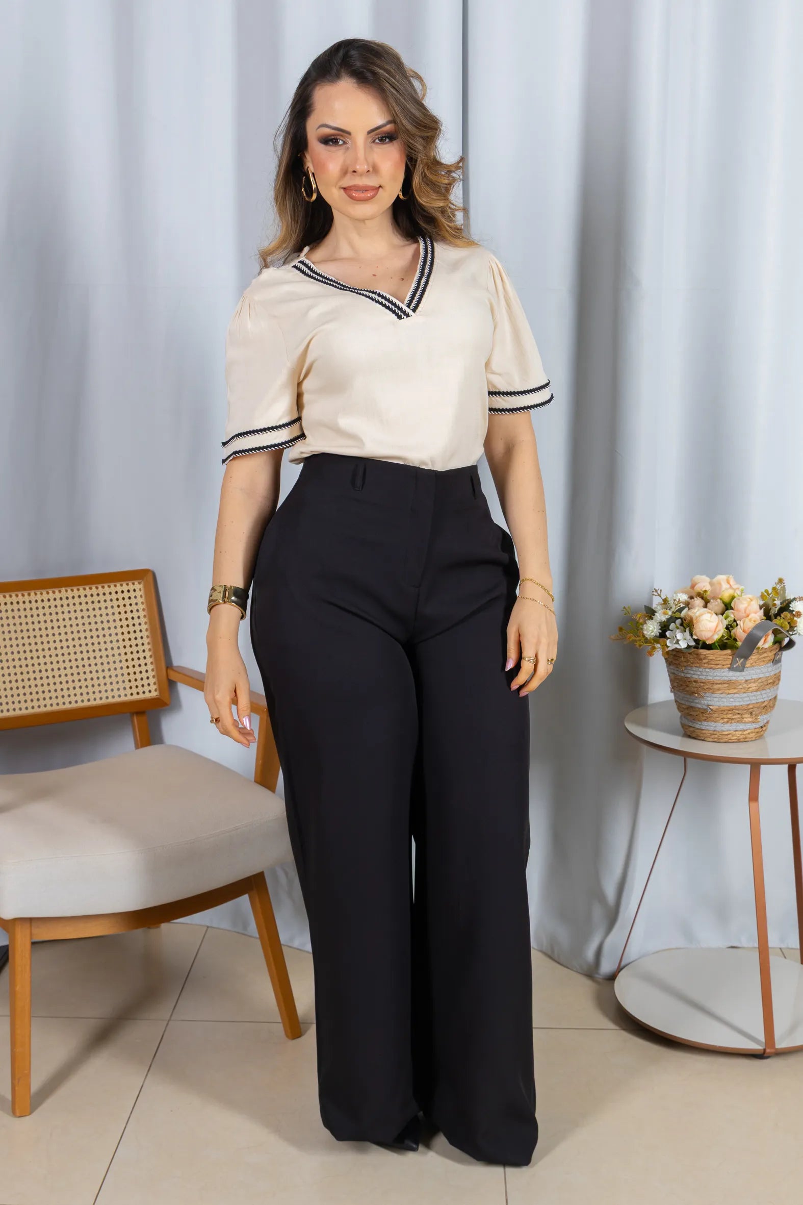 Blusa Manga Curta Decote em "V" em Visco Linen com Bordado Contrastante Helen Creme