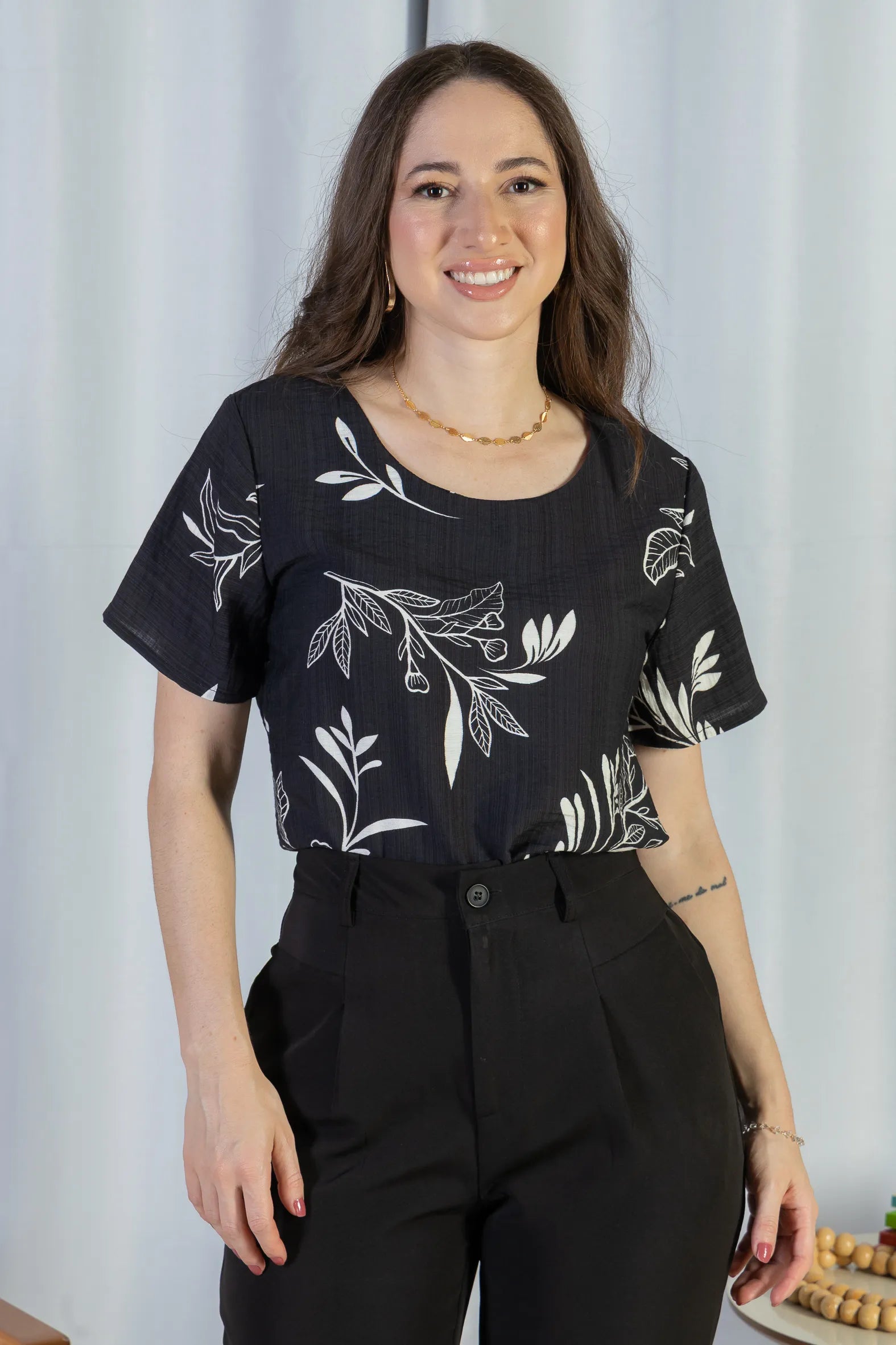 Blusa Manga Curta Visco Brise Telma Estampa Folhagem Preta