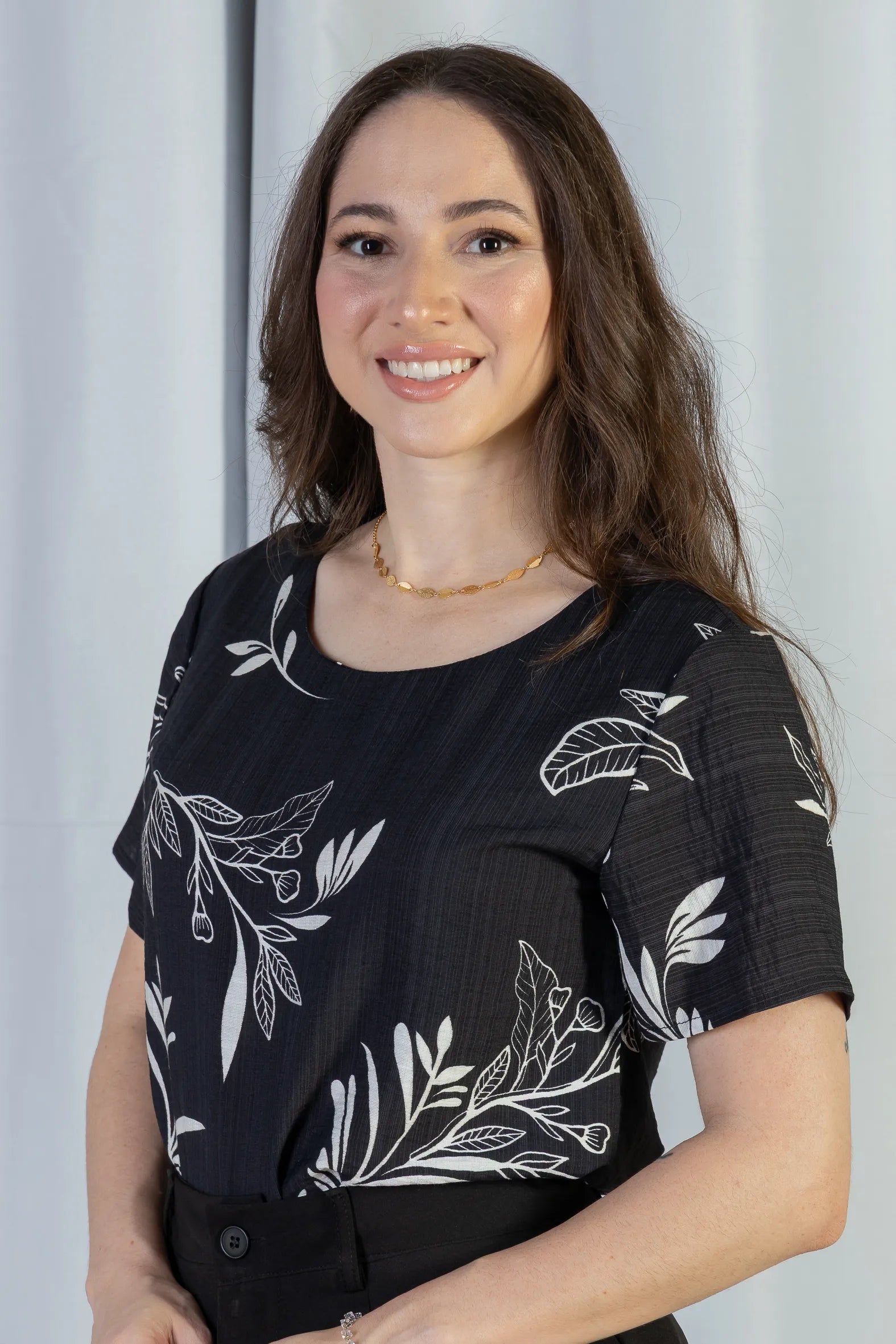 Blusa Manga Curta Visco Brise Telma Estampa Folhagem Preta