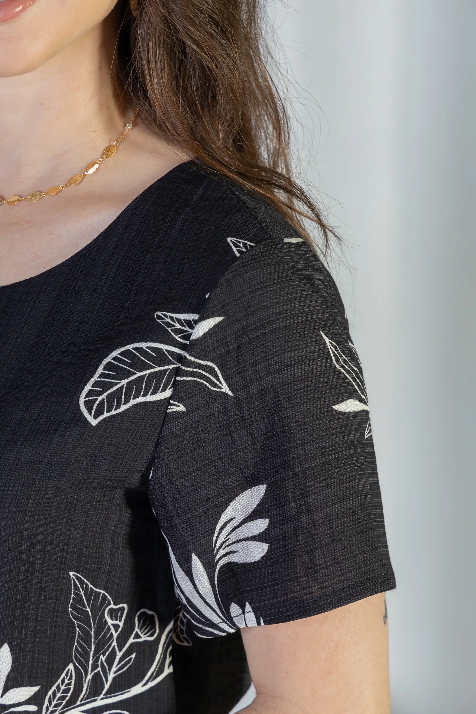 Blusa Manga Curta Visco Brise Telma Estampa Folhagem Preta