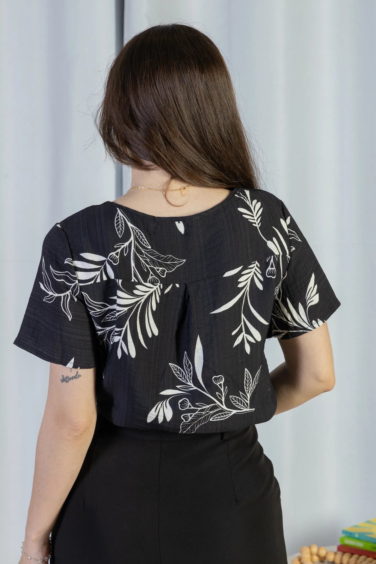 Blusa Manga Curta Visco Brise Telma Estampa Folhagem Preta