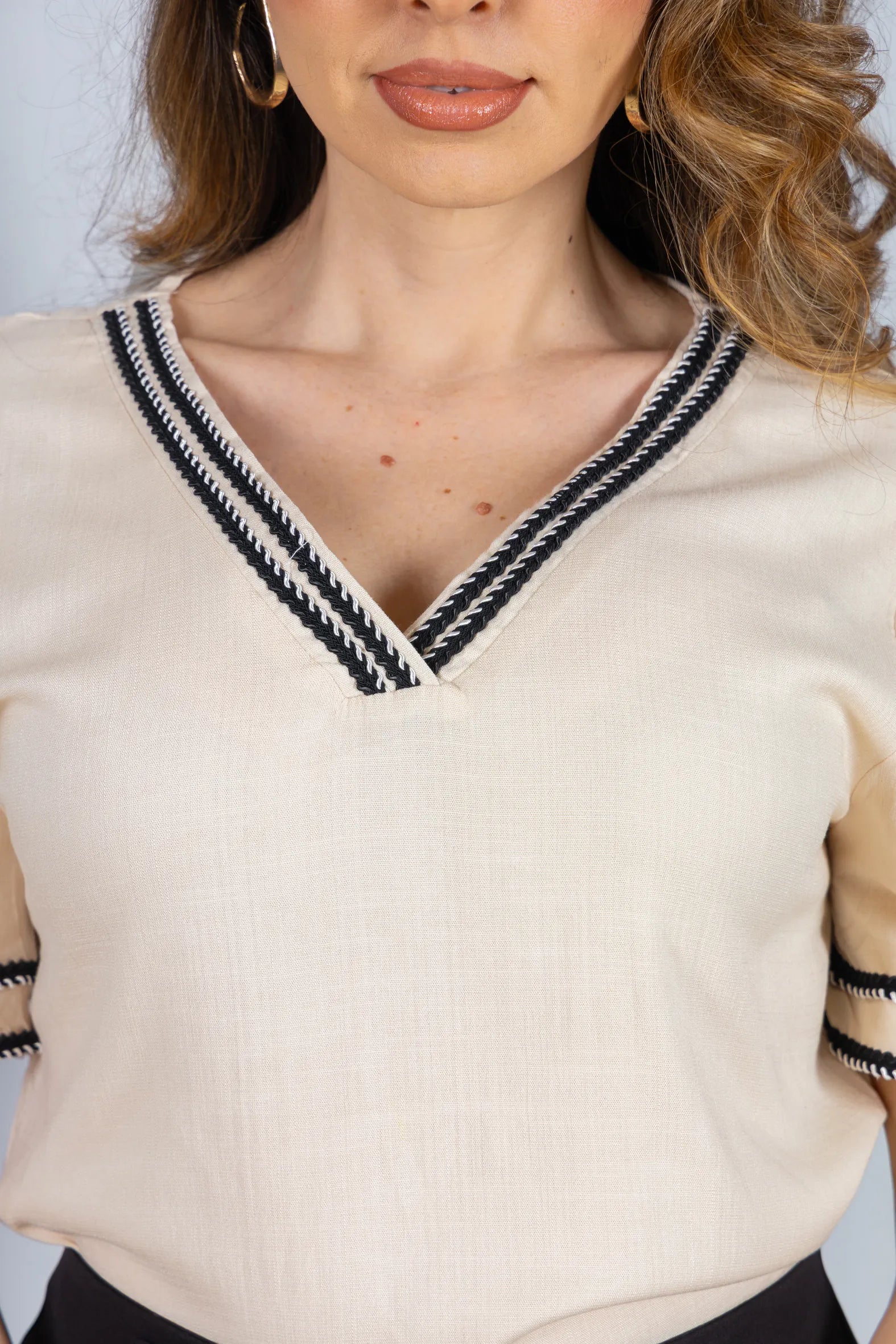 Blusa Manga Curta Decote em "V" em Visco Linen com Bordado Contrastante Helen Creme