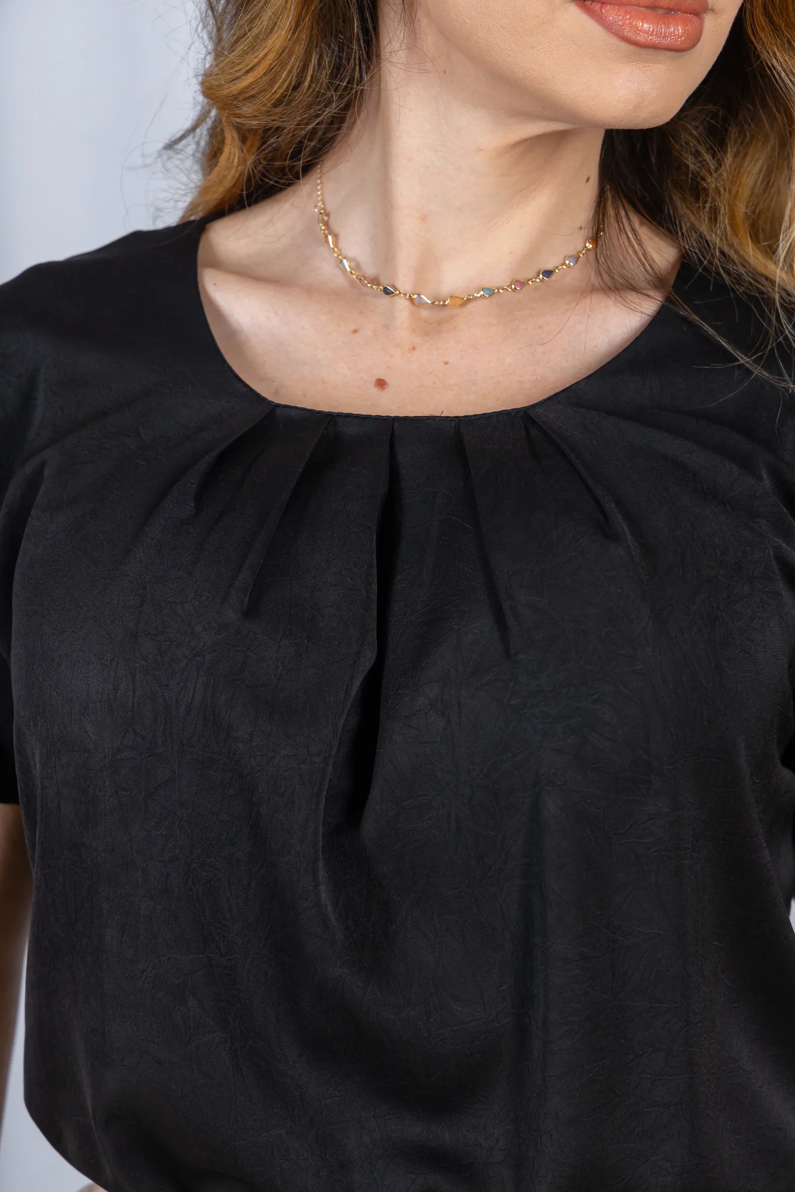 Blusa Manga Curta Transpassada Crepe Classic Colo com Pregas Maria Preta
