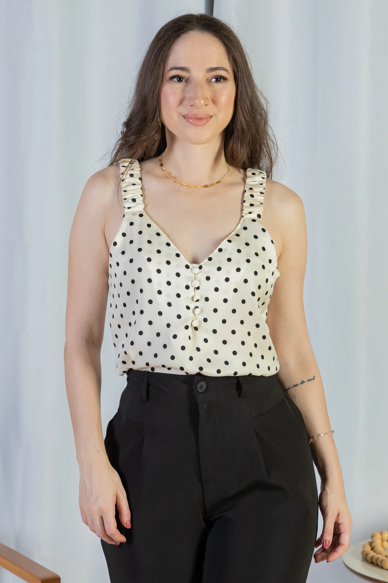 Blusa Regata Detalhe Botões Crepe Classic Elise Estampa Poá Off White