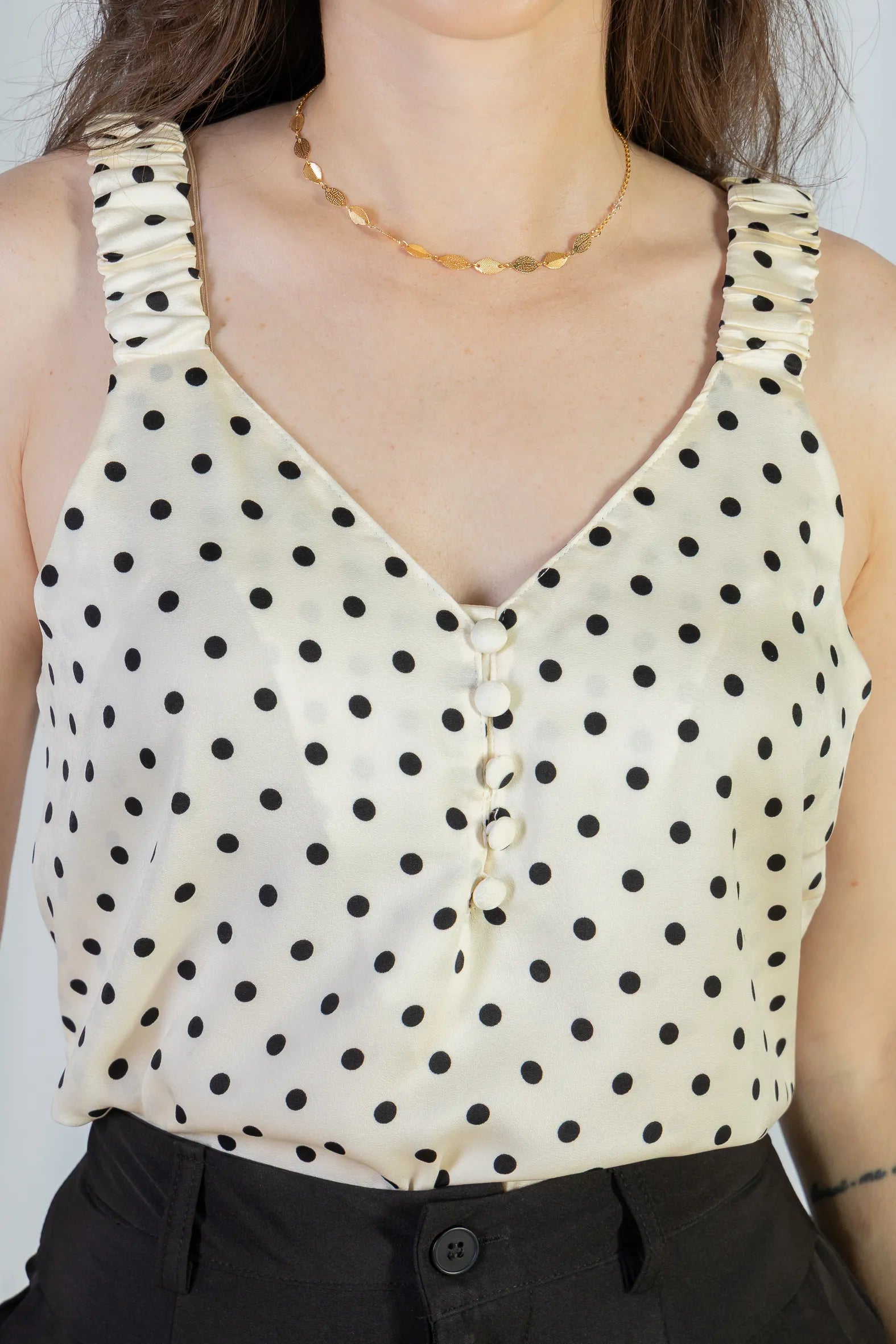 Blusa Regata Detalhe Botões Crepe Classic Elise Estampa Poá Off White