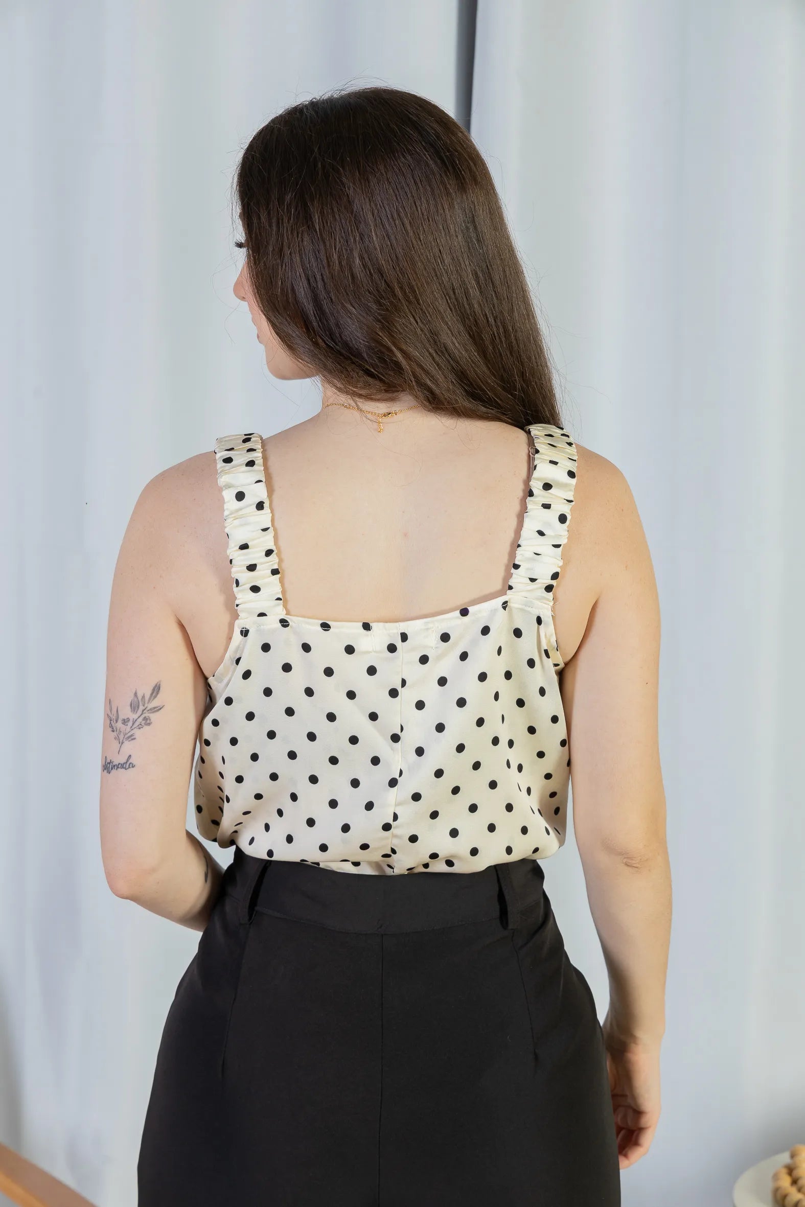 Blusa Regata Detalhe Botões Crepe Classic Elise Estampa Poá Off White