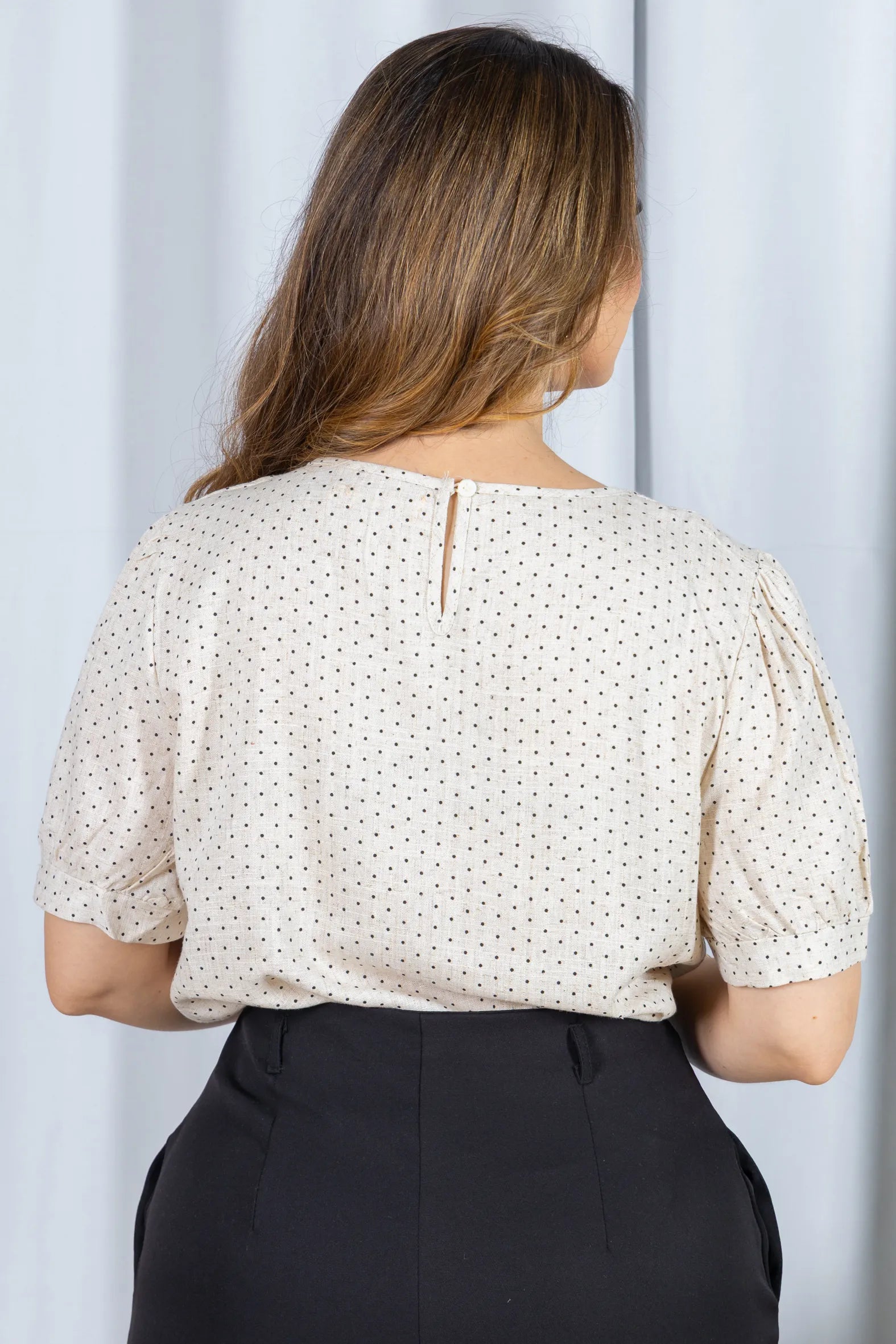 Blusa Manga Curta em Visco-linho e Colo em Pregas Estampa Poá Giovana Creme