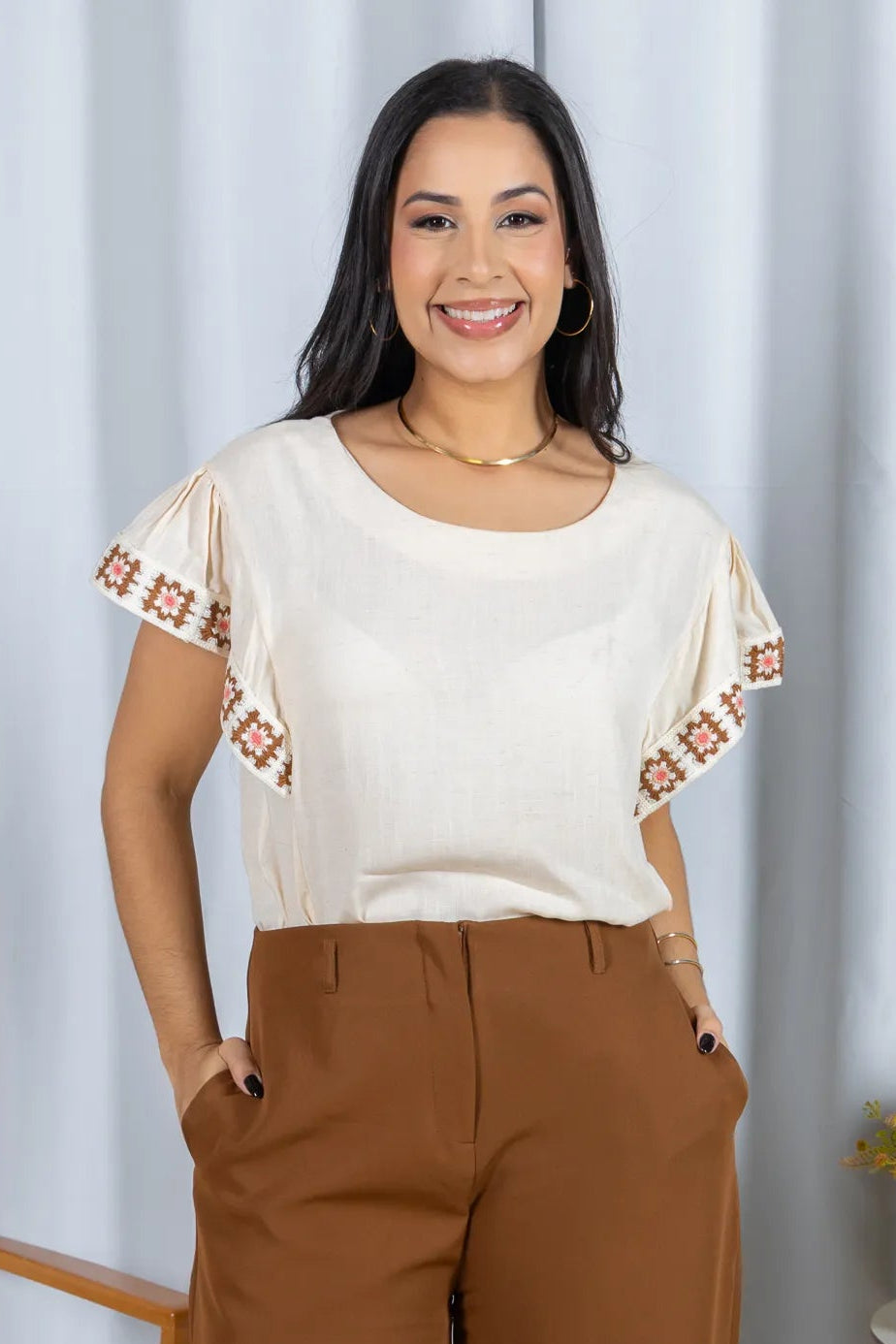 Blusa Manga Curta com Acabamento Bordado em Visco-linho Valéria Creme