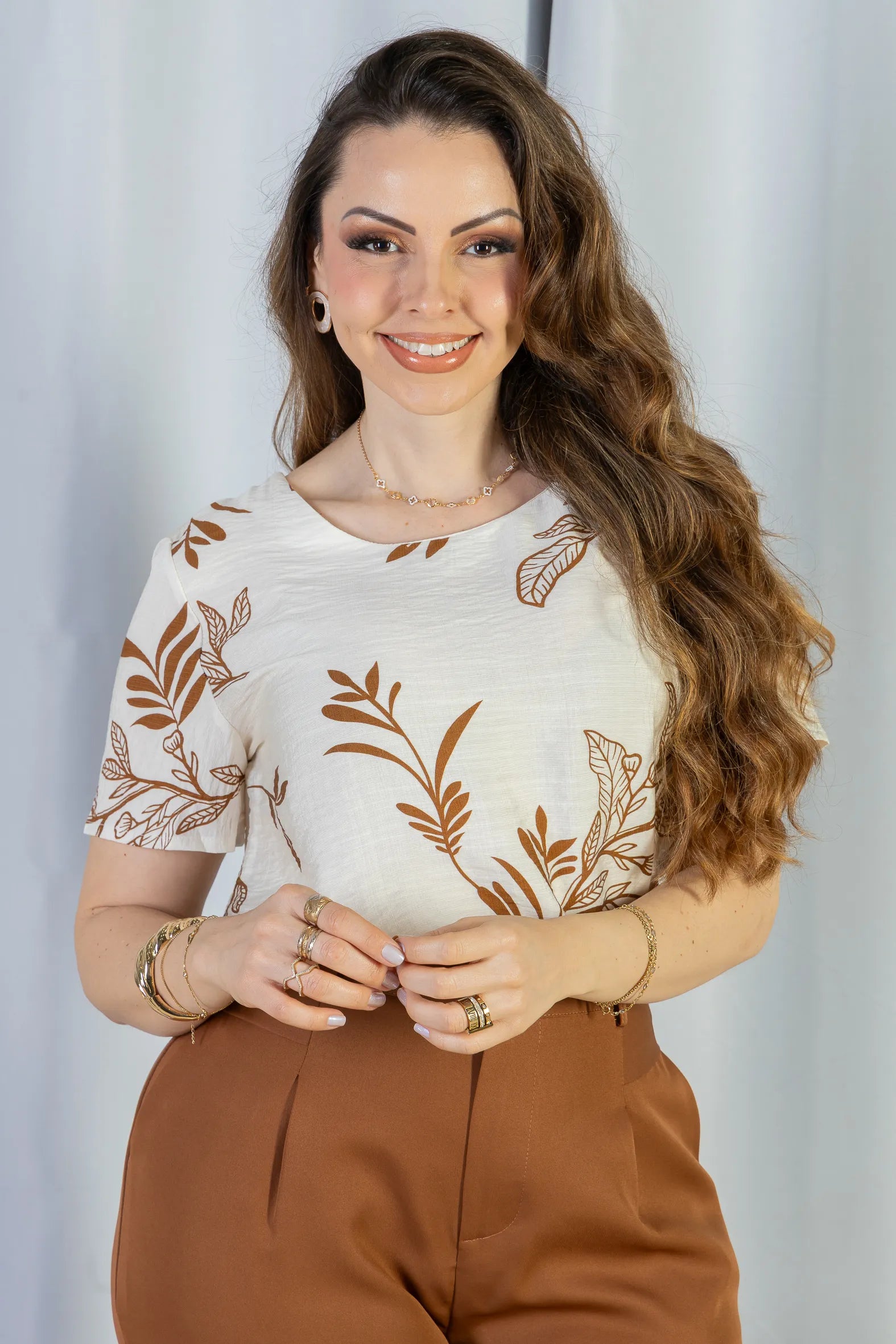 Blusa Manga Curta Visco Brise Telma Estampa Folhagem Branca