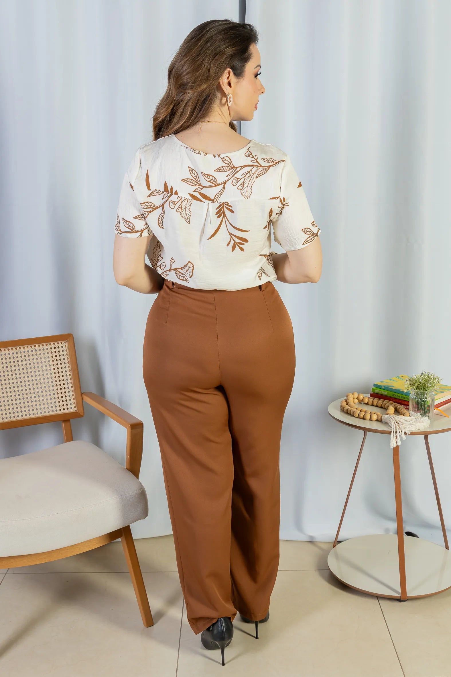 Conjunto: Blusa Manga Curta Visco Brise Telma Estampa Folhagem Branca + Calça Corte Reto Alfaiataria Detalhe Bolso Adriana Esteves Marrom
