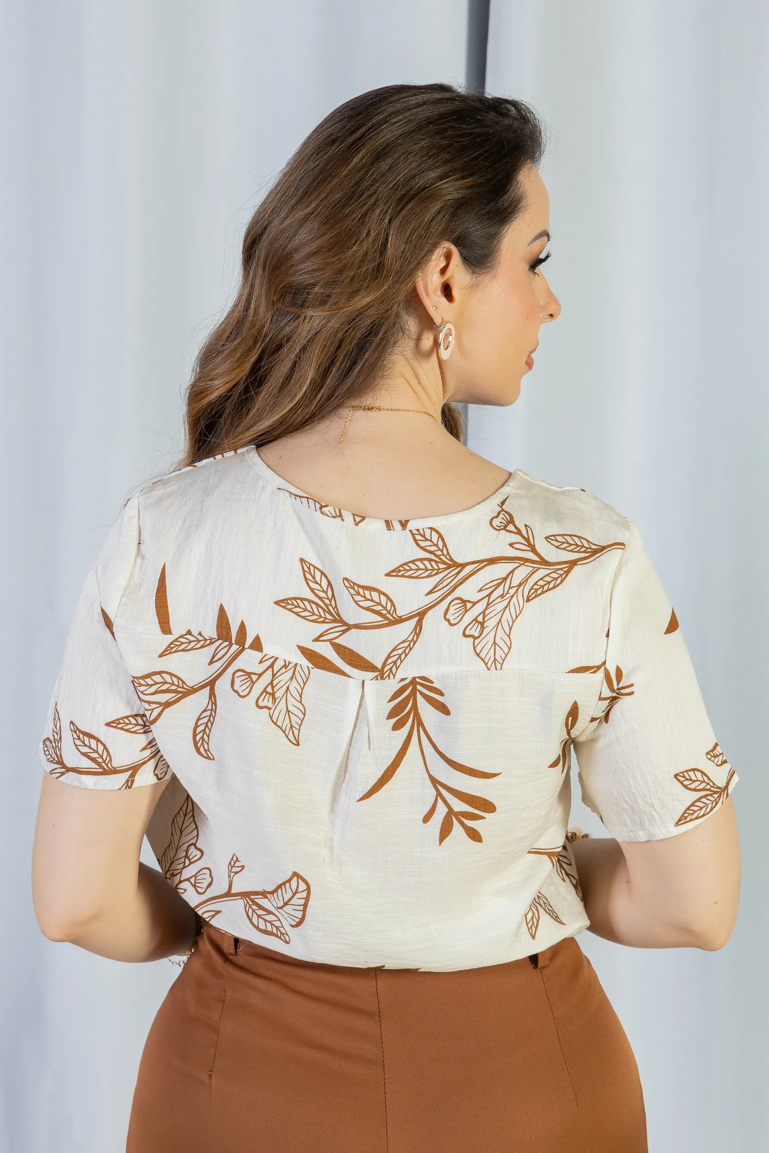 Blusa Manga Curta Visco Brise Telma Estampa Folhagem Branca