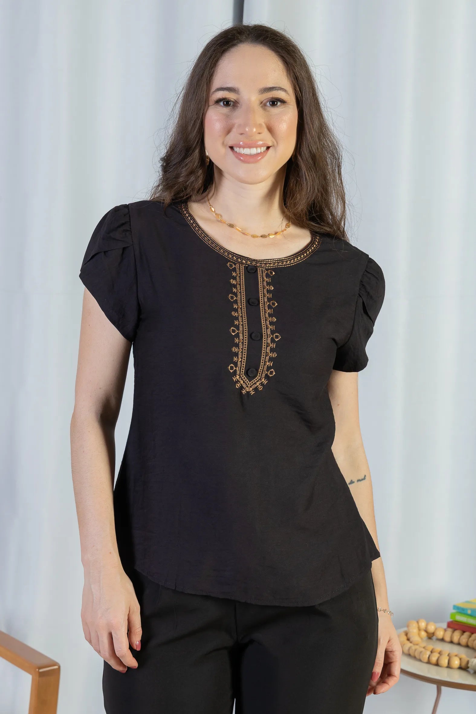 Blusa Manga Curta Transpassada Detalhe Botão Visco Soft Vanessa Preta