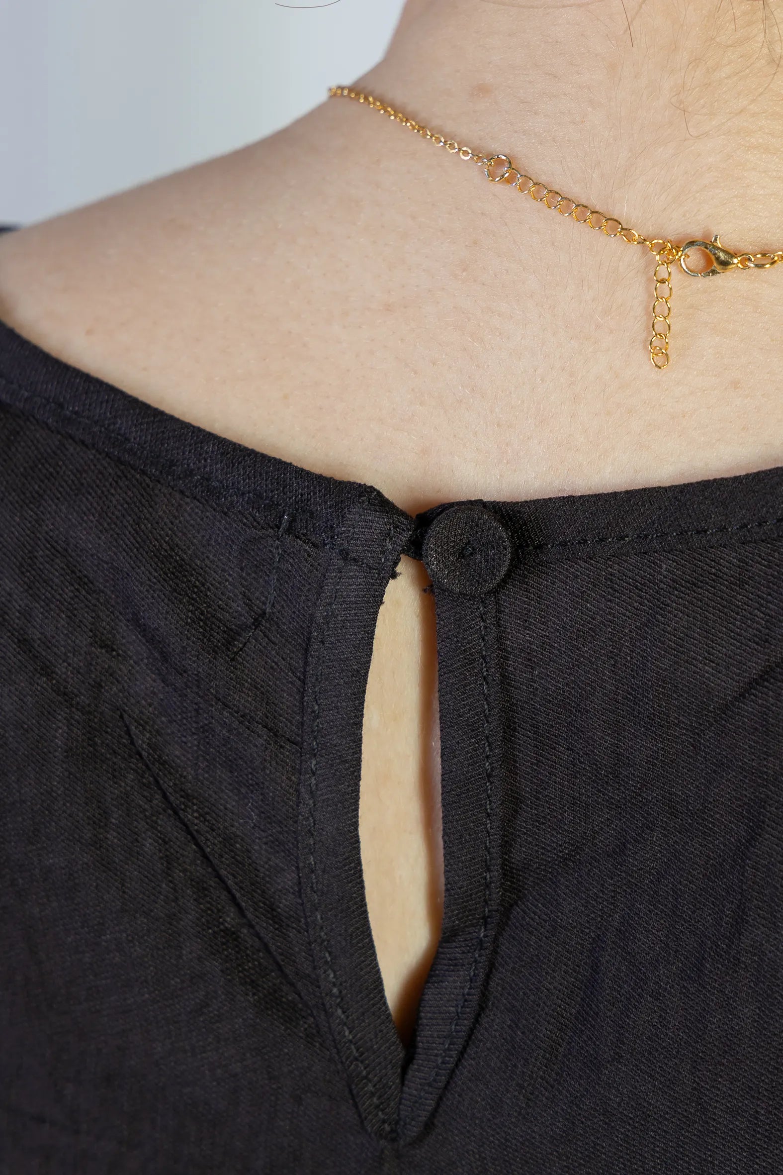 Blusa Manga Curta Transpassada Detalhe Botão Visco Soft Vanessa Preta