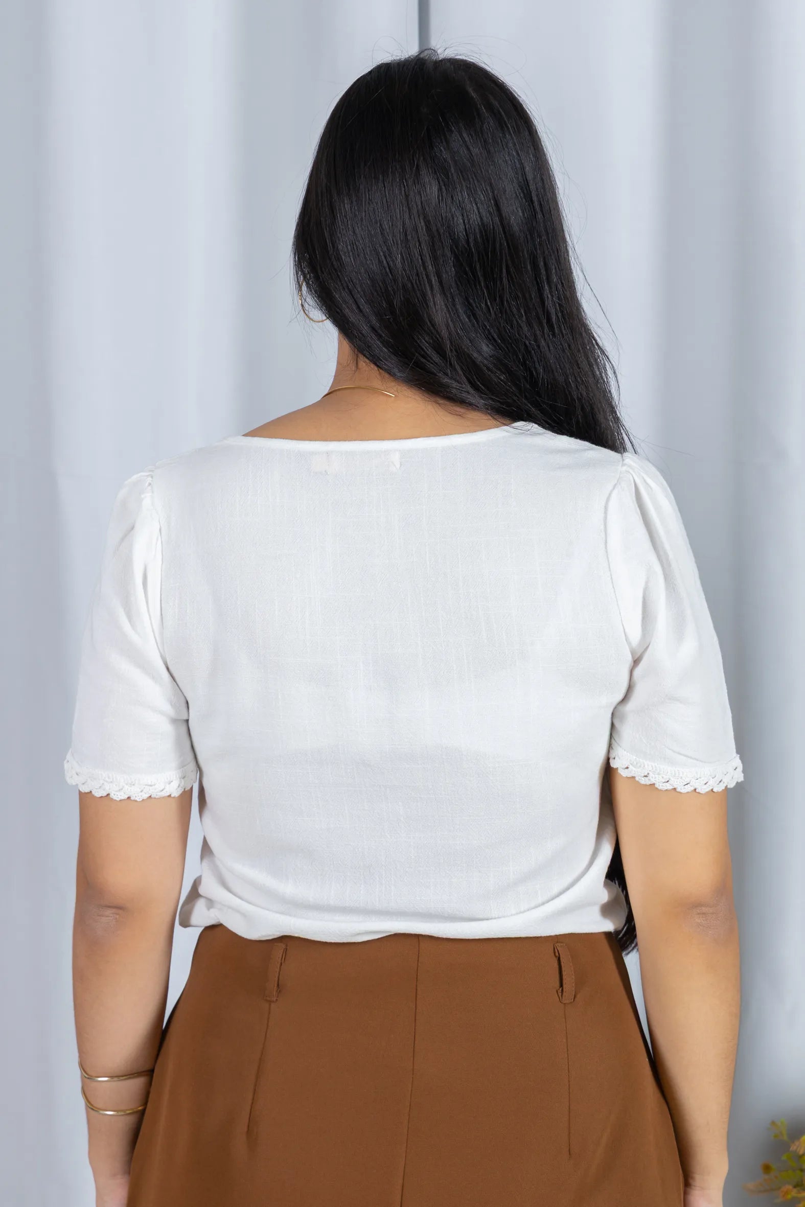 Blusa Manga Curta Decote em "V" em Cotton Linho e Detalhes Bordados Érica Branca