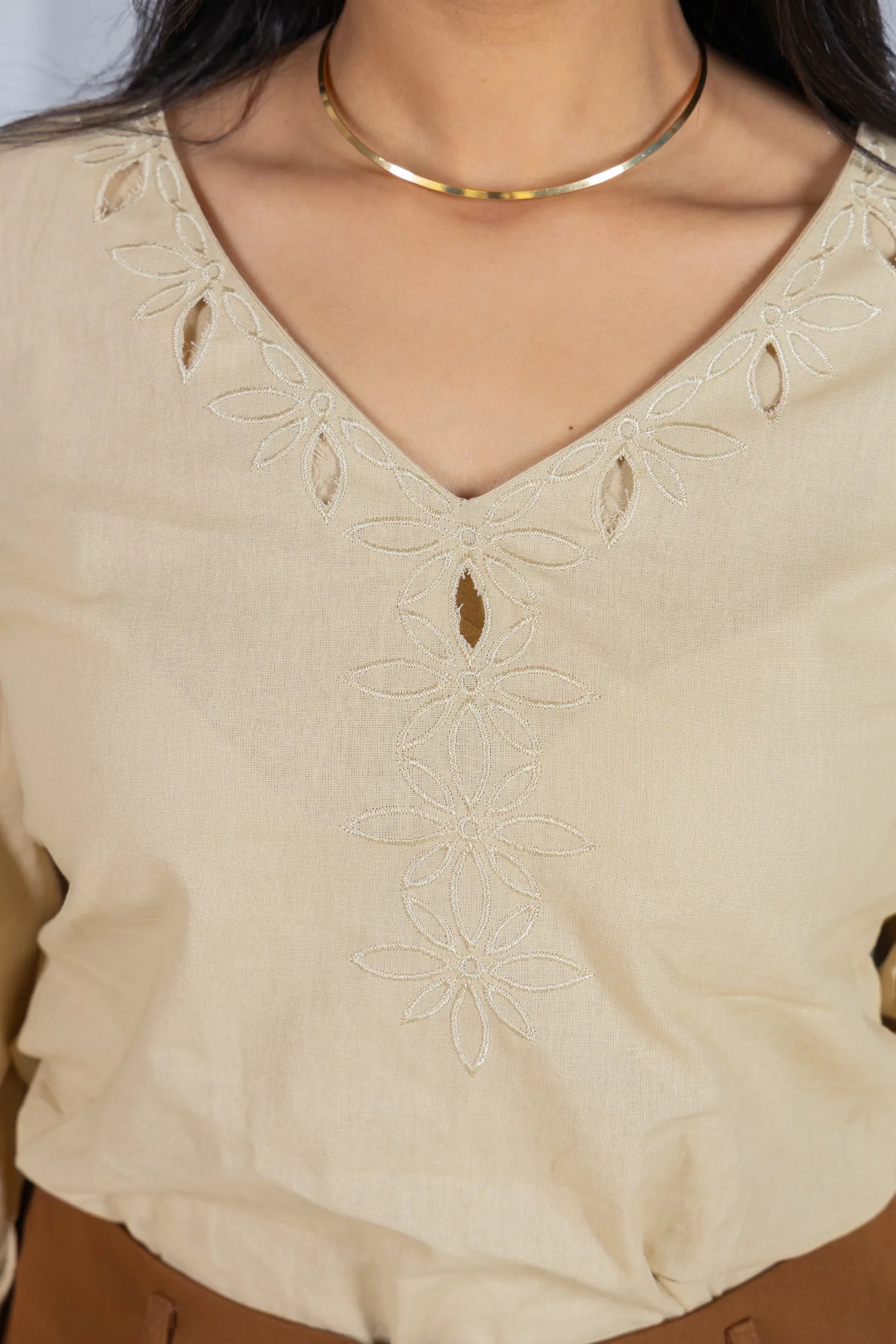 Blusa Manga Longa Decote em "V" em Cotton e Detalhes Vazados Melina Bege