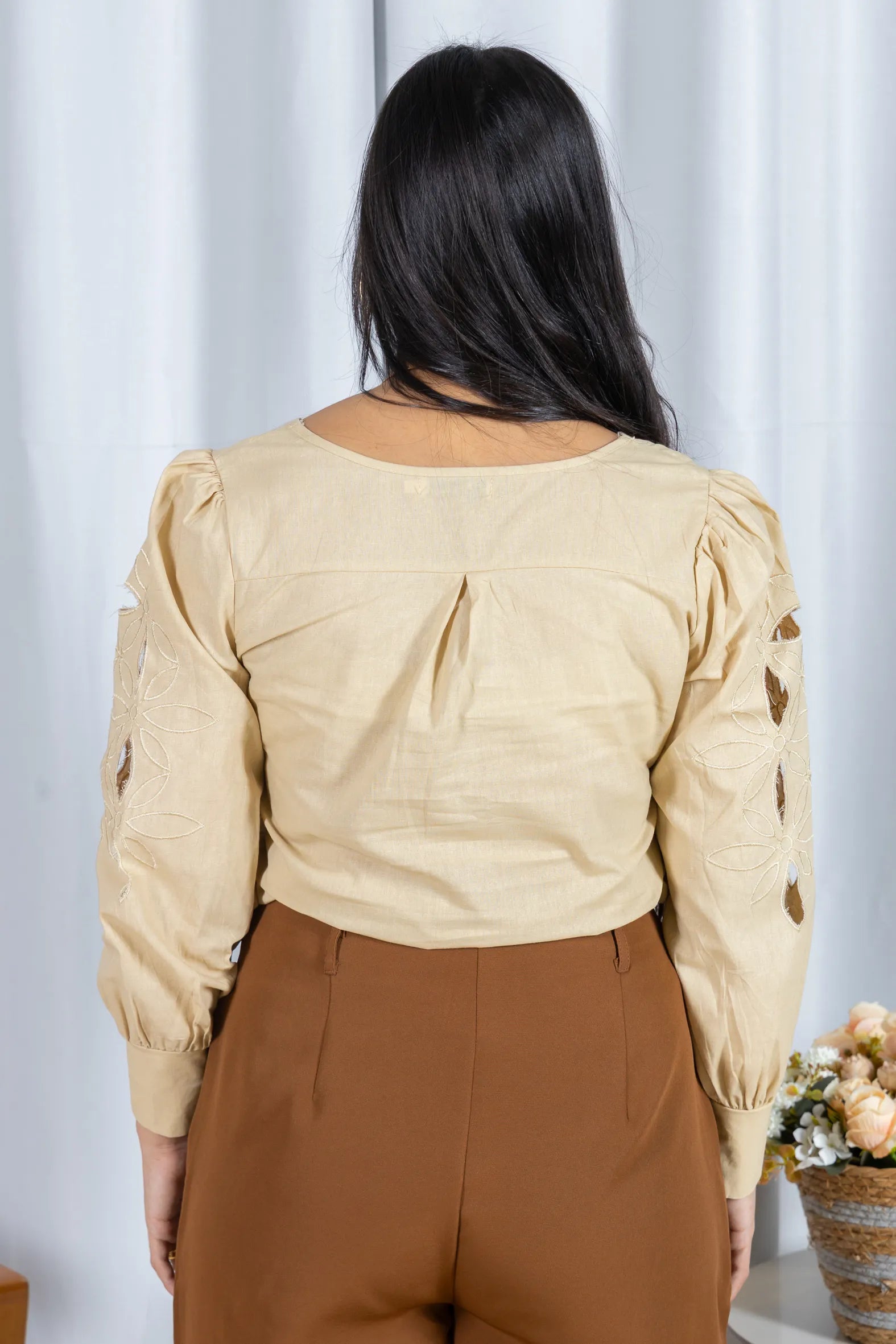 Blusa Manga Longa Decote em "V" em Cotton e Detalhes Vazados Melina Bege