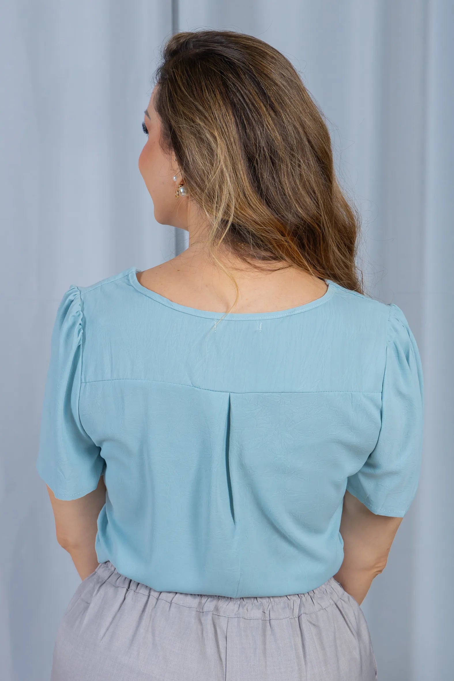 Blusa Manga Curta Decote em "V" Crepe Classic Detalhe Botões Karine Verde
