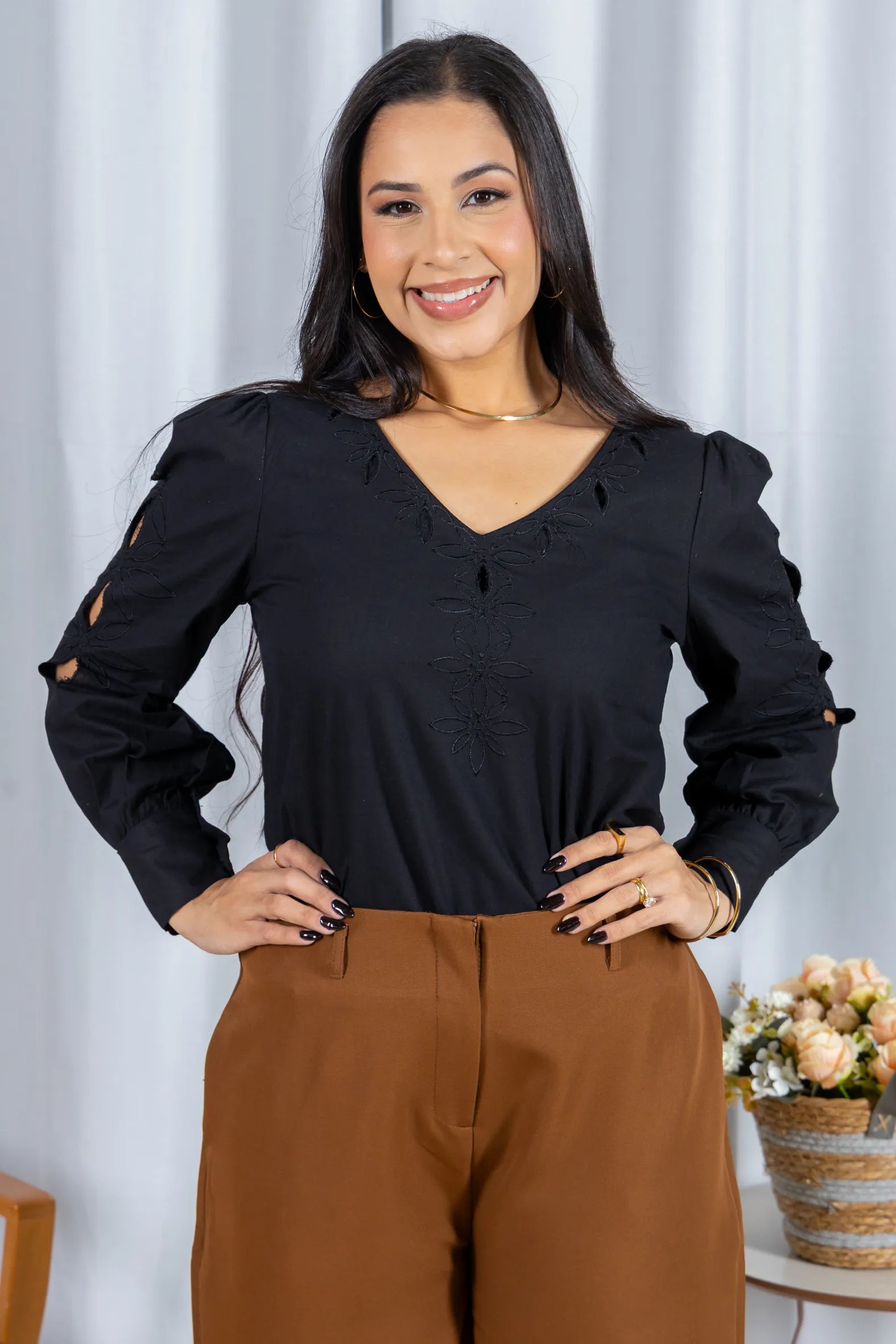 Blusa Manga Longa Decote em "V" em Cotton e Detalhes Vazados Melina Preta