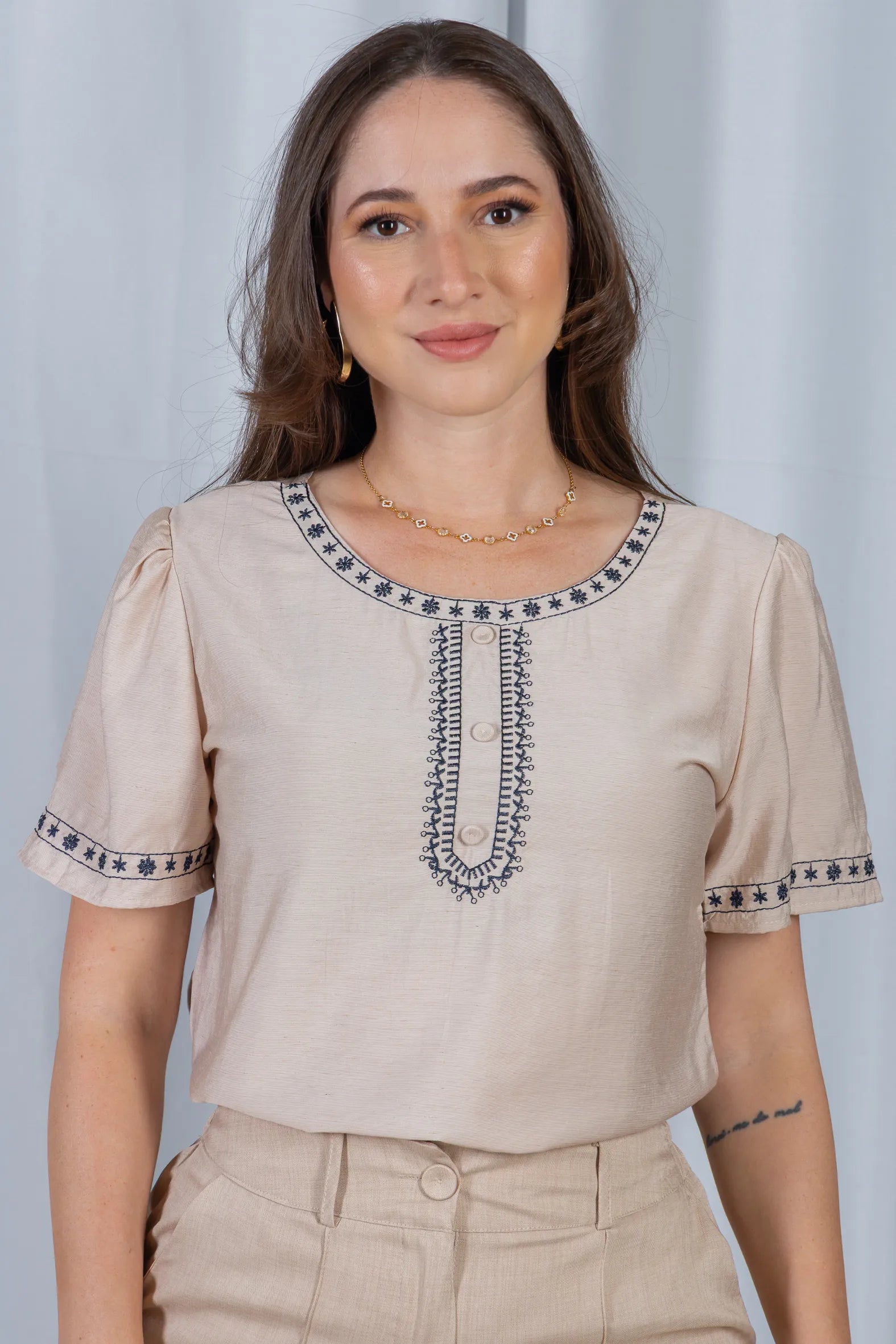 Blusa Manga Curta com Detalhes Bordados Colo Visco Fine Leia Bege