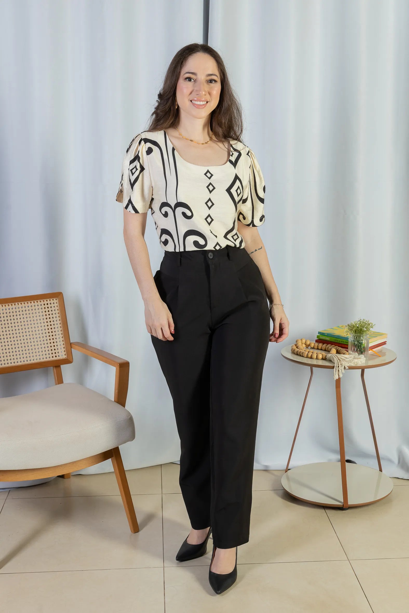 Conjunto: Blusa Manga Curta Detalhe Botão Visco Brise Vânia Estampada Preta + Calça Corte Reto Alfaiataria Detalhe Bolso Adriana Esteves Preta