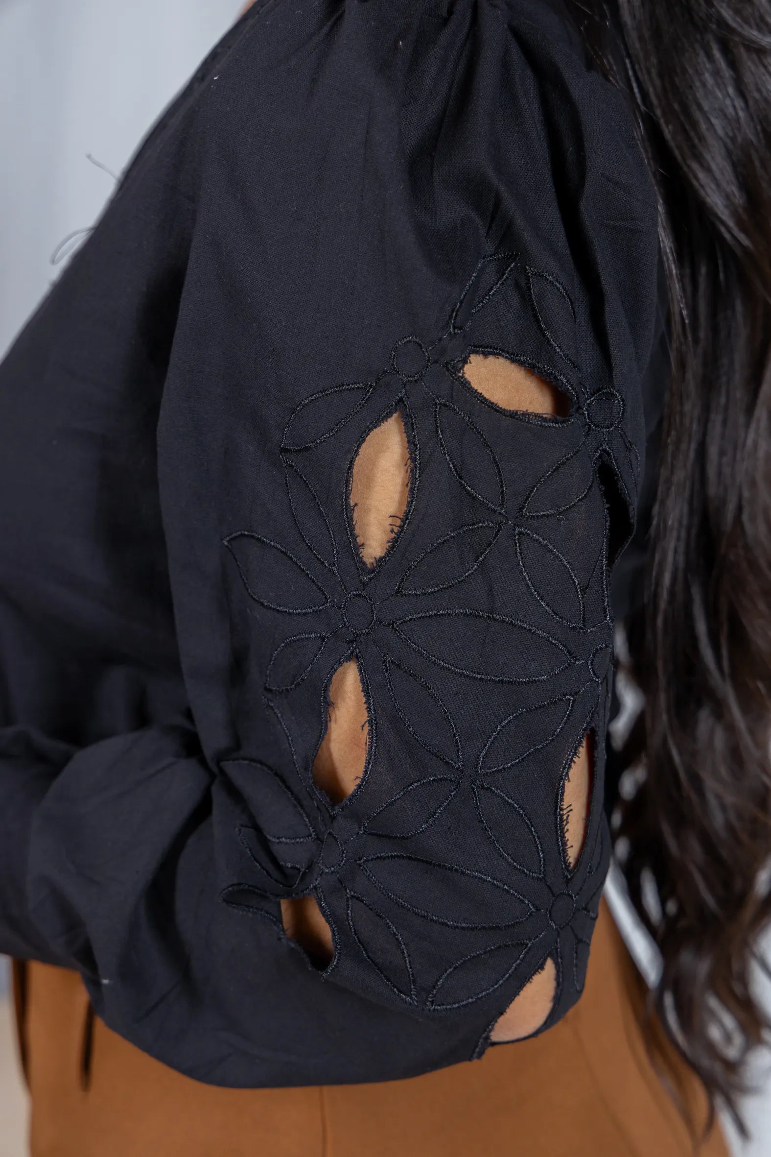 Blusa Manga Longa Decote em "V" em Cotton e Detalhes Vazados Melina Preta