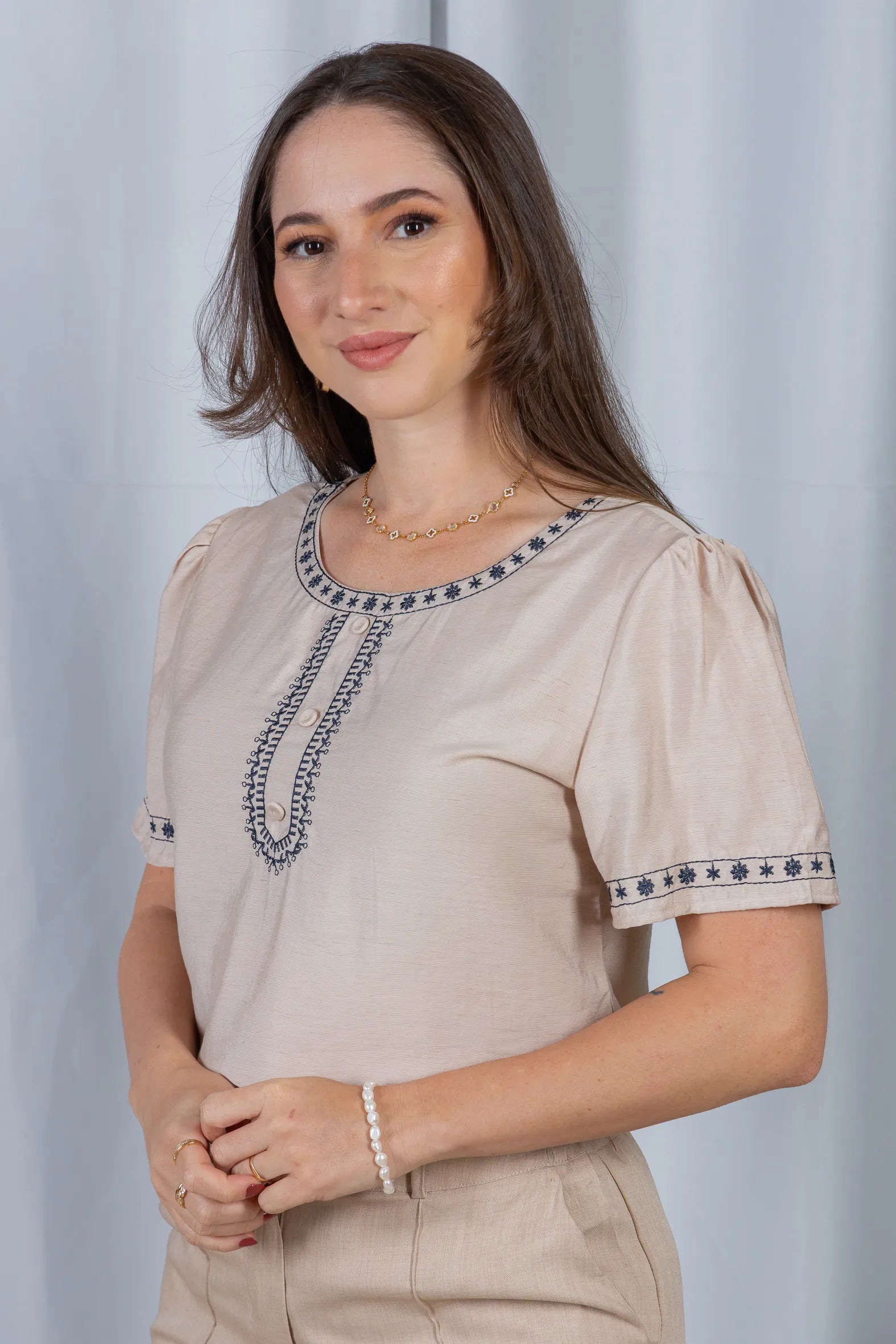 Blusa Manga Curta com Detalhes Bordados Colo Visco Fine Leia Bege