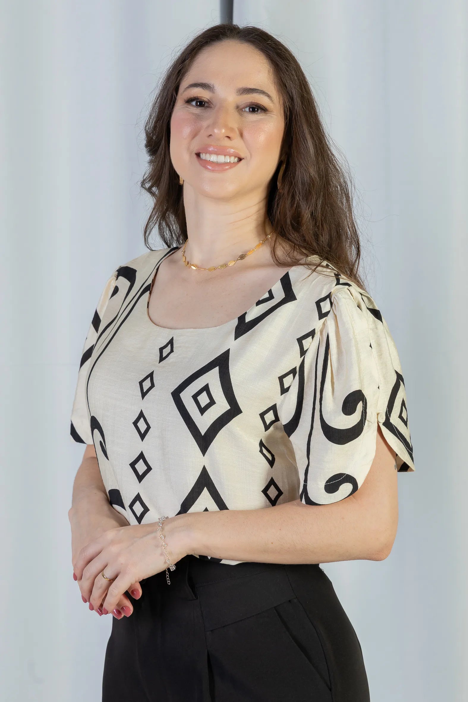 Blusa Manga Curta Detalhe Botão Visco Brise Vânia Estampada Preta