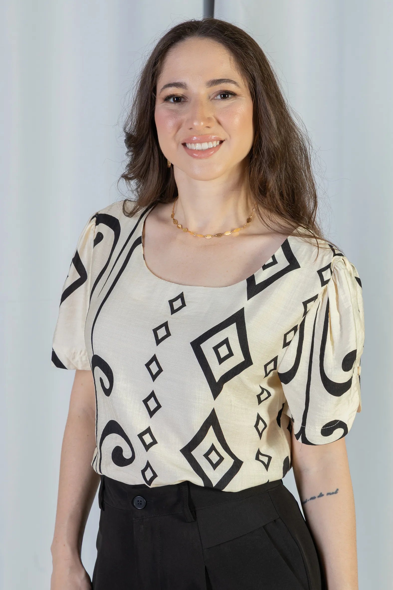 Blusa Manga Curta Detalhe Botão Visco Brise Vânia Estampada Preta