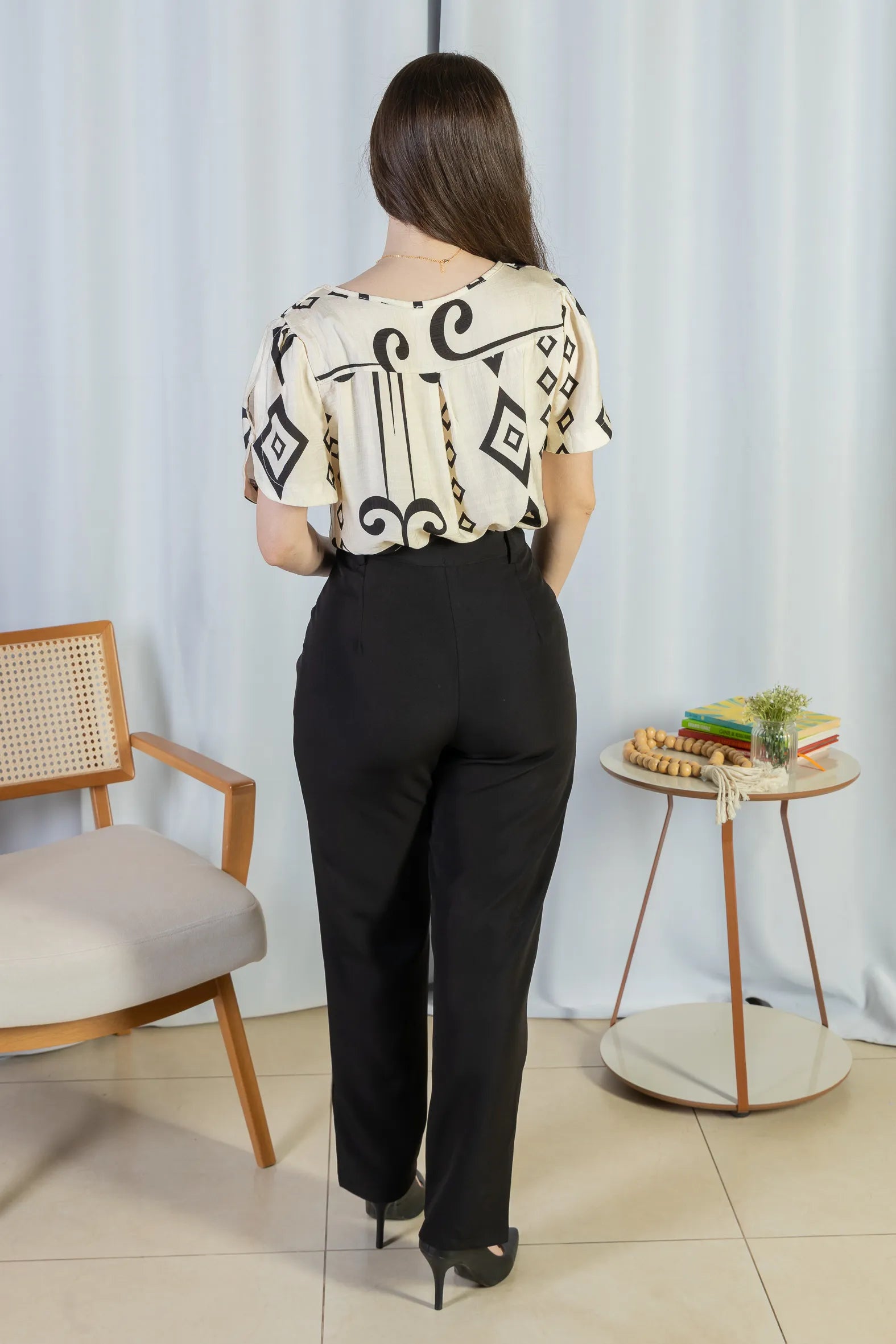 Conjunto: Blusa Manga Curta Detalhe Botão Visco Brise Vânia Estampada Preta + Calça Corte Reto Alfaiataria Detalhe Bolso Adriana Esteves Preta