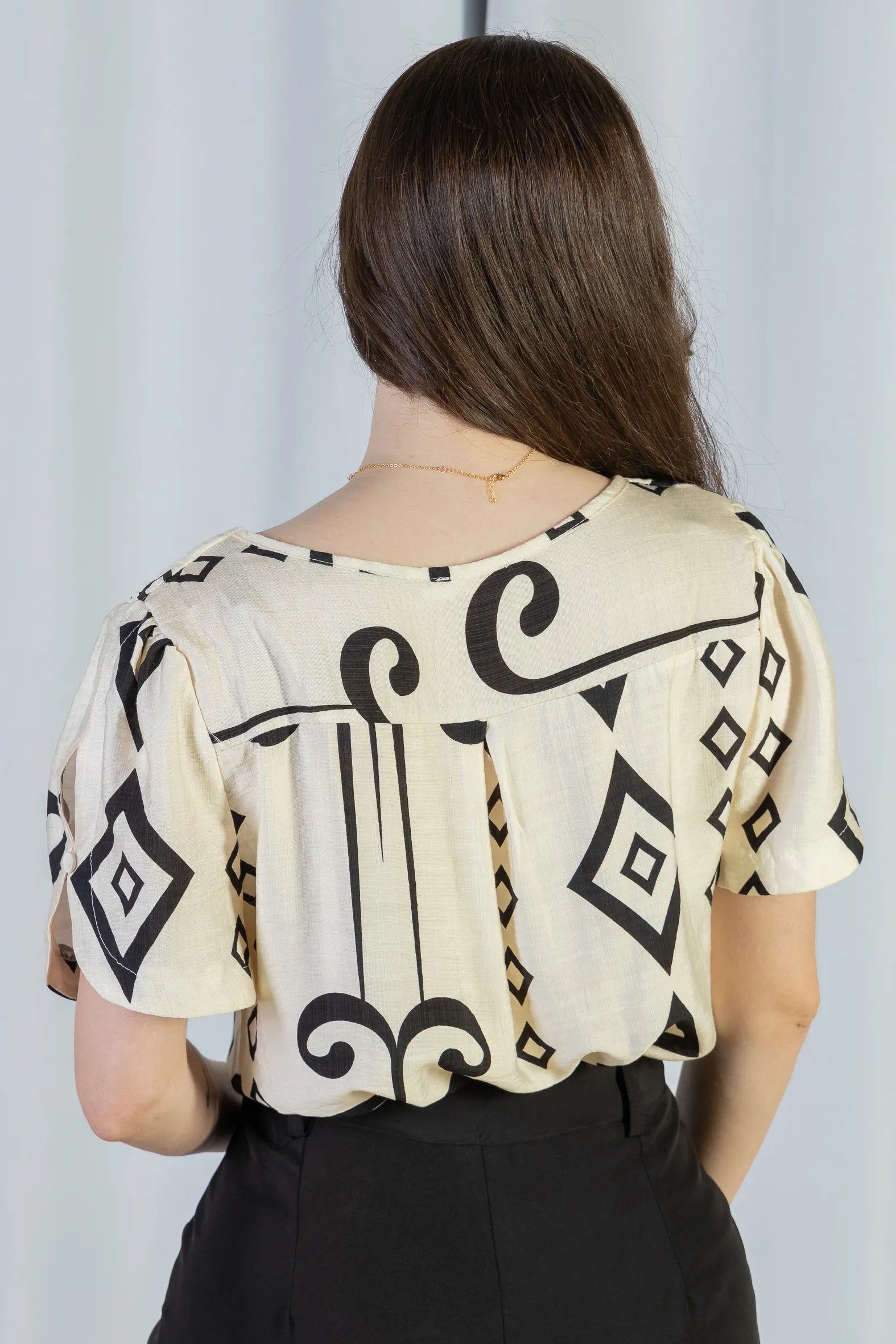 Blusa Manga Curta Detalhe Botão Visco Brise Vânia Estampada Preta