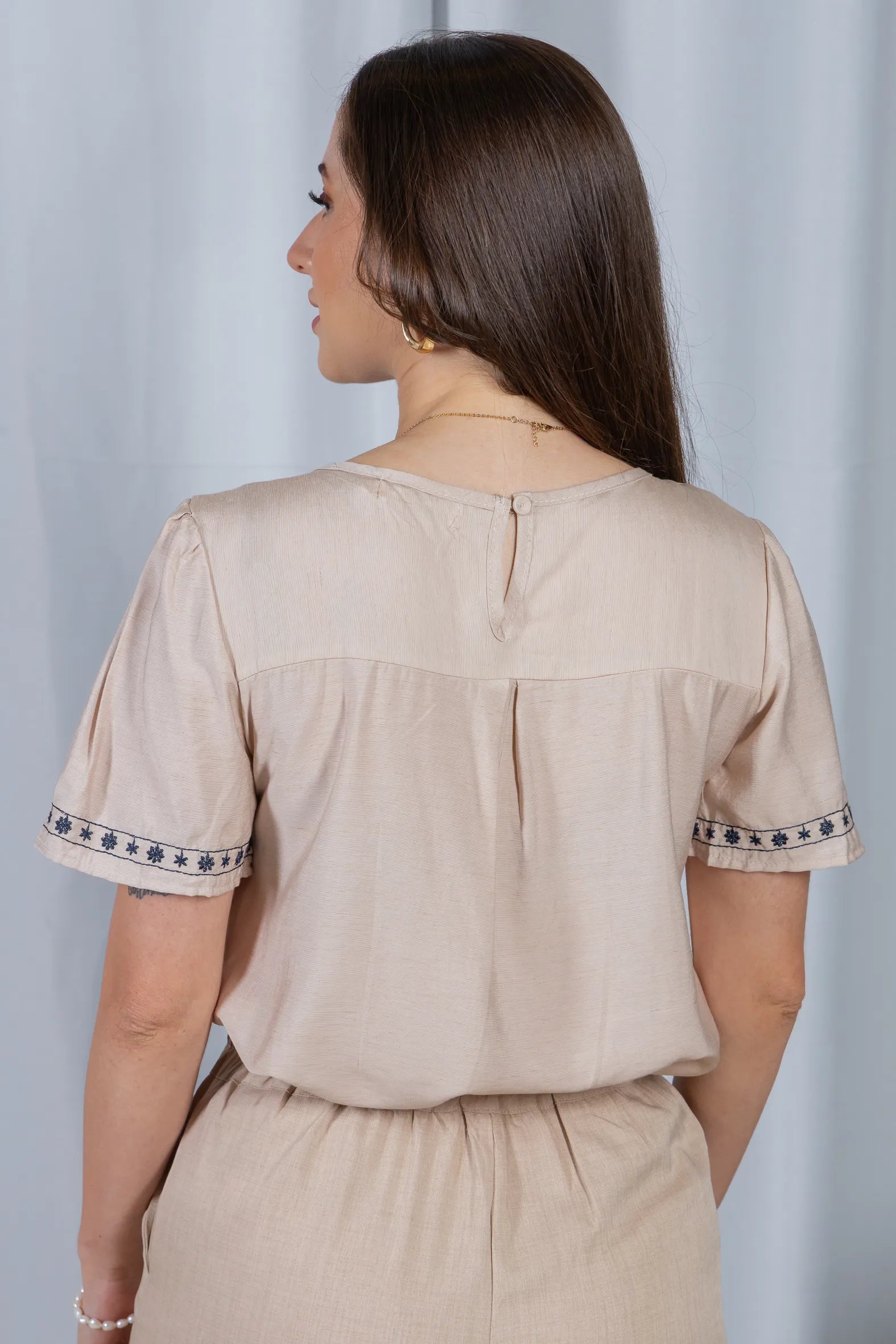 Blusa Manga Curta com Detalhes Bordados Colo Visco Fine Leia Bege