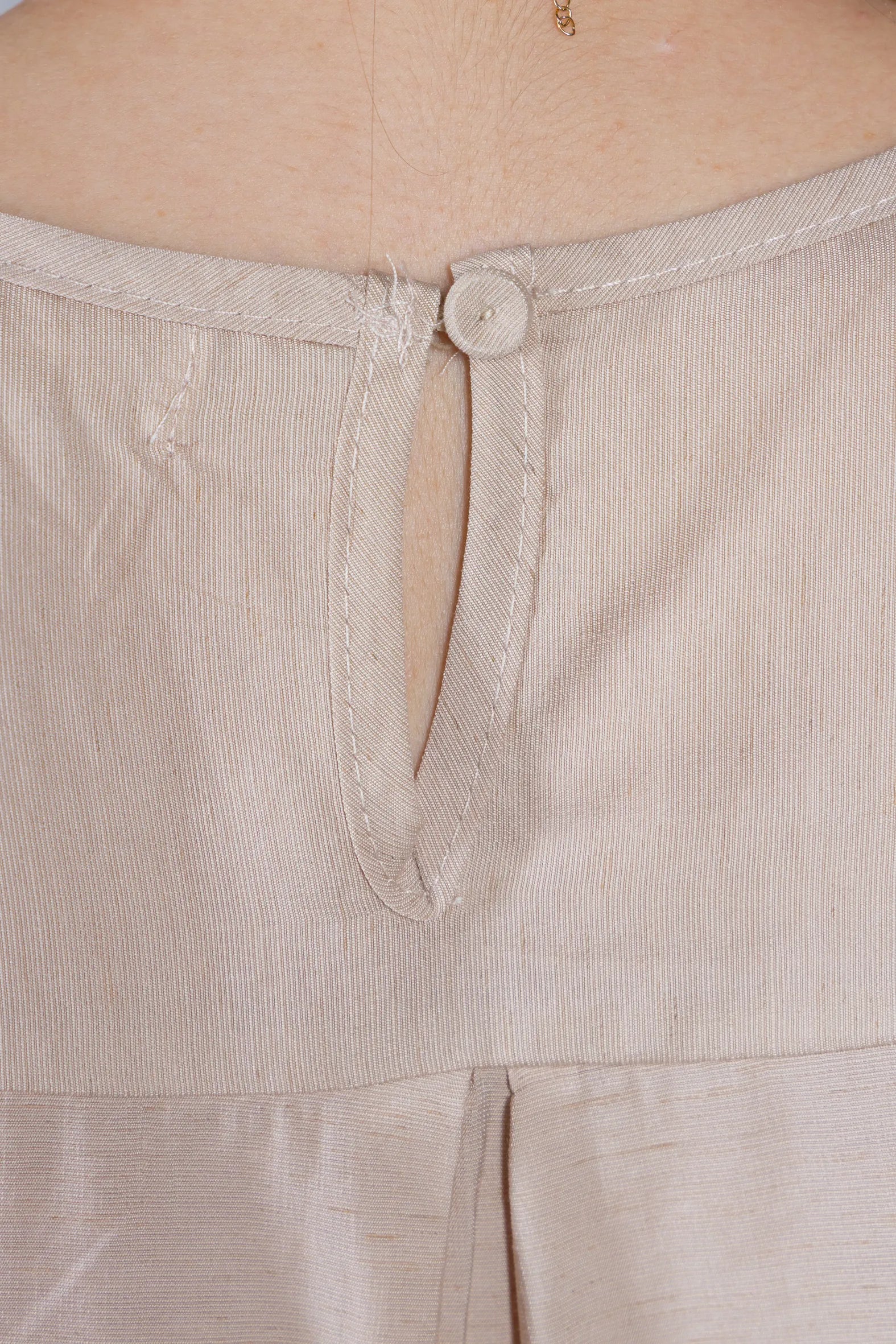 Blusa Manga Curta com Detalhes Bordados Colo Visco Fine Leia Bege