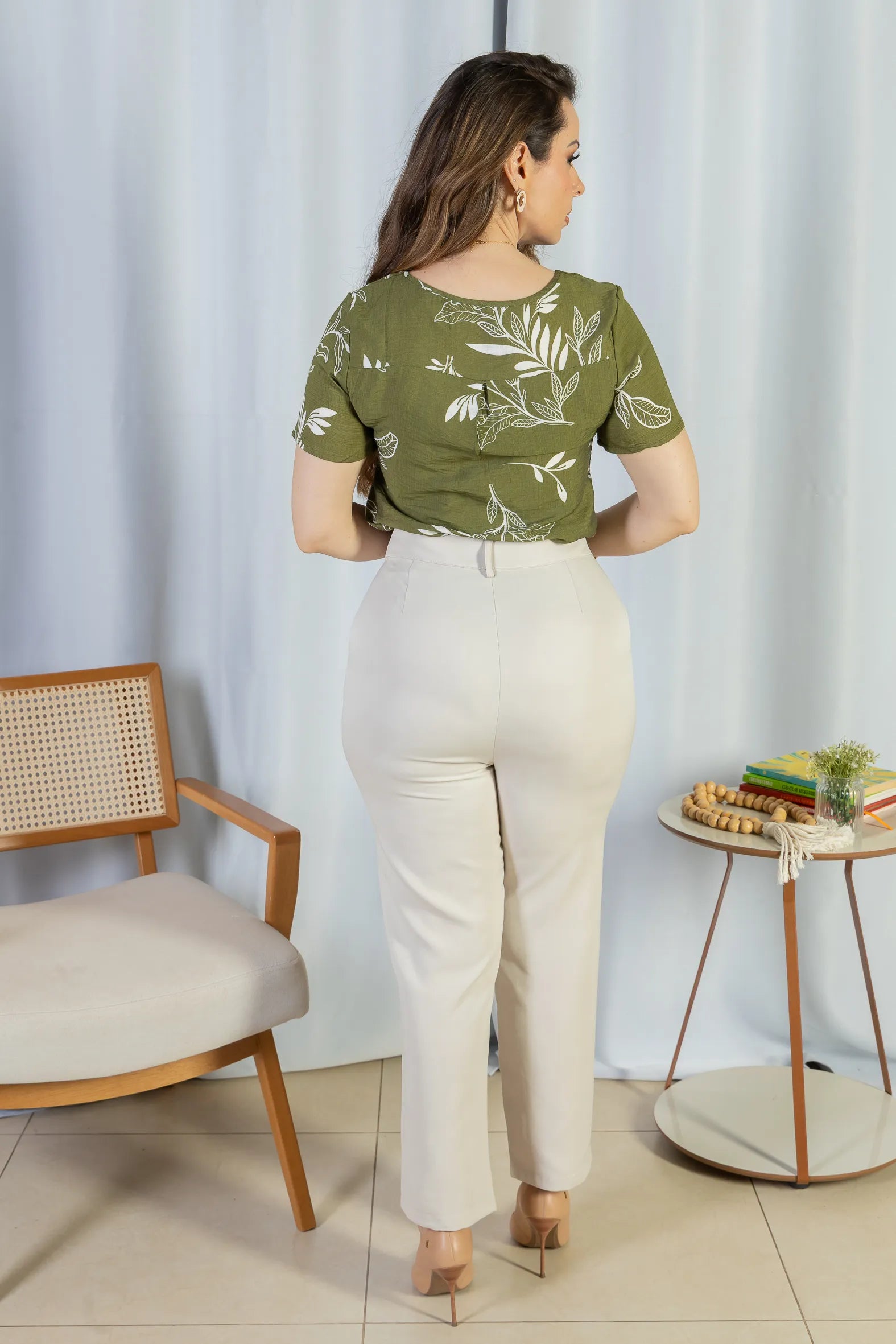Conjunto: Blusa Manga Curta Visco Brise Telma Estampa Folhagem Verde + Calça Corte Reto Detalhe Friso Crepe Milano Eliana Bezerra Creme