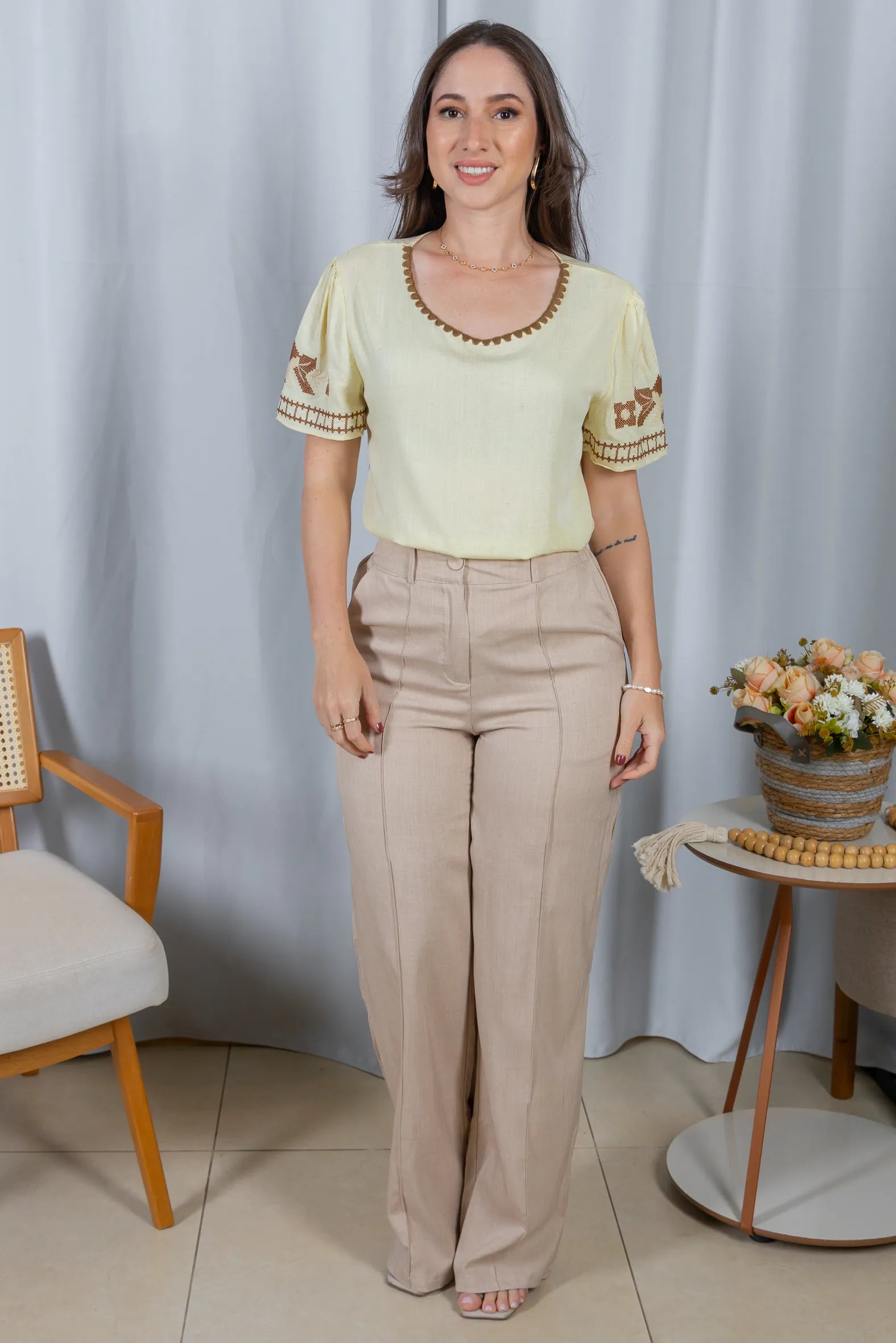 Blusa Manga Curta Algodão Linho Detalhes Bordados Cecilia Amarelo Manteiga
