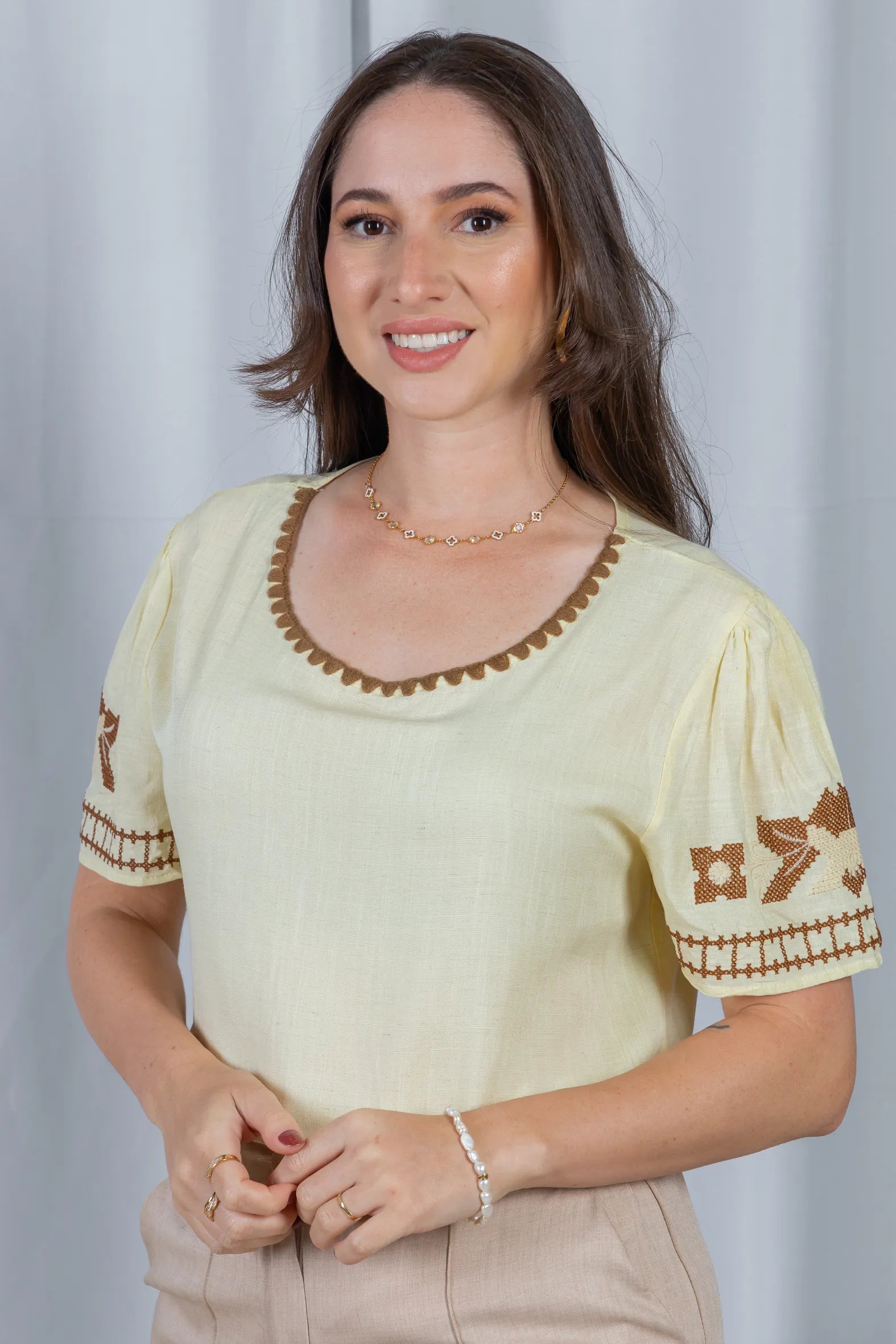 Blusa Manga Curta Algodão Linho Detalhes Bordados Cecilia Amarelo Manteiga