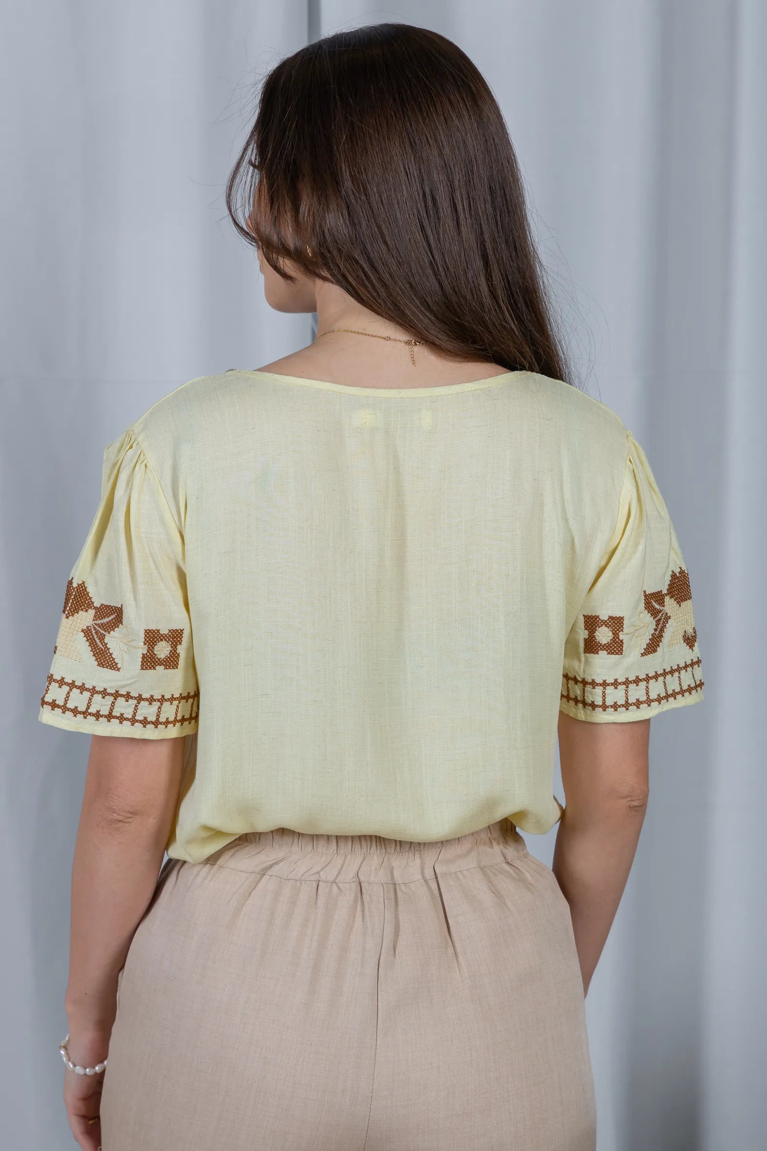Blusa Manga Curta Algodão Linho Detalhes Bordados Cecilia Amarelo Manteiga