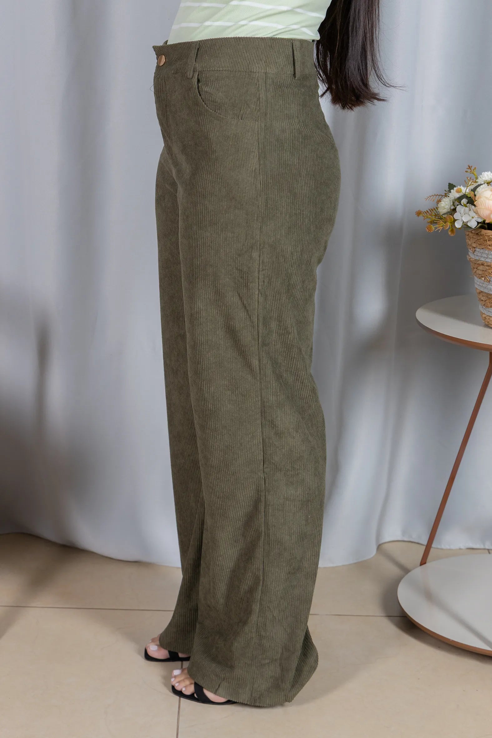 Calça Corte Reto em Cotelê Detalhe Botão Dourado Mia Verde