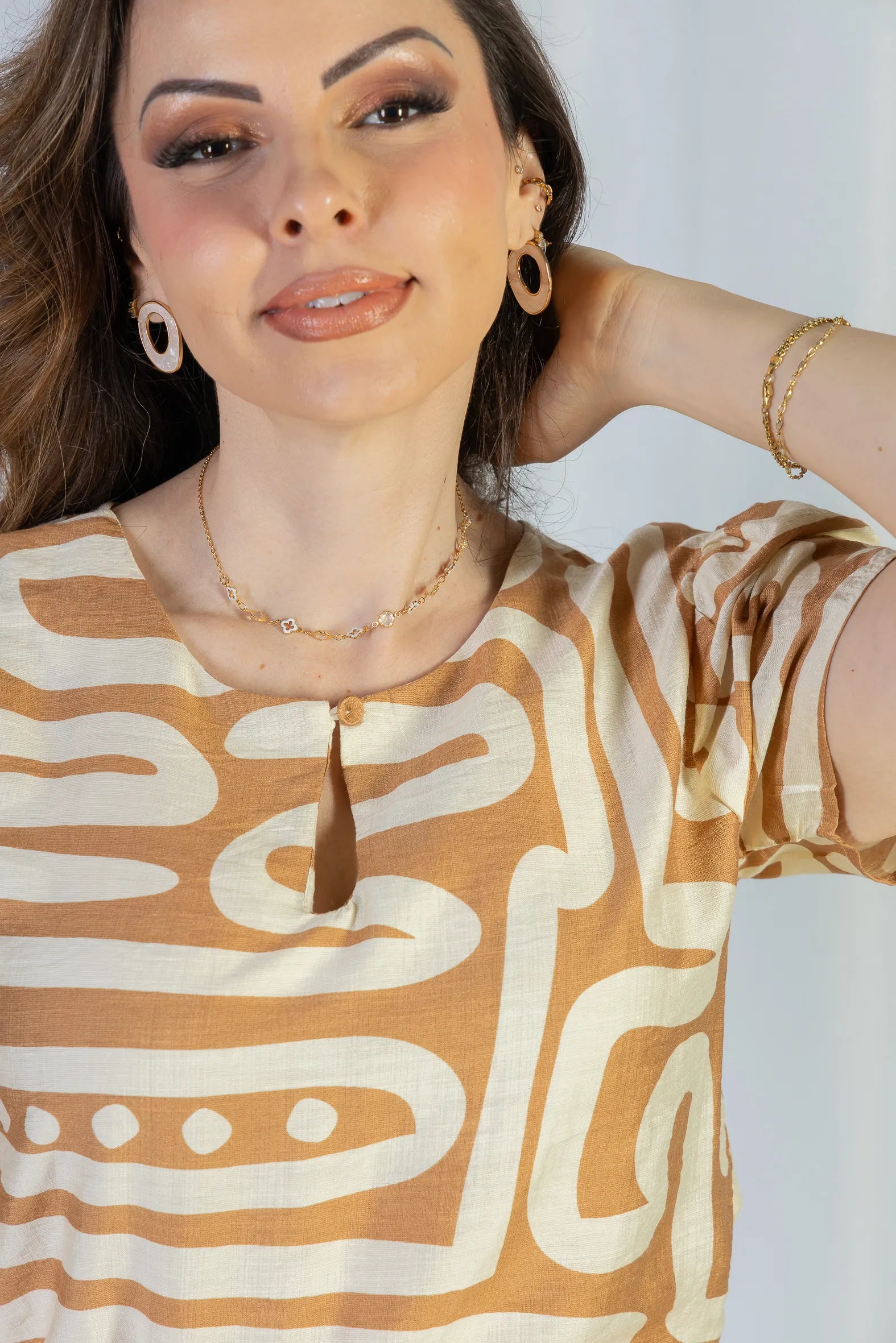 Blusa Manga Curta Detalhe Decote Visco Brise Mel Estampada Bege