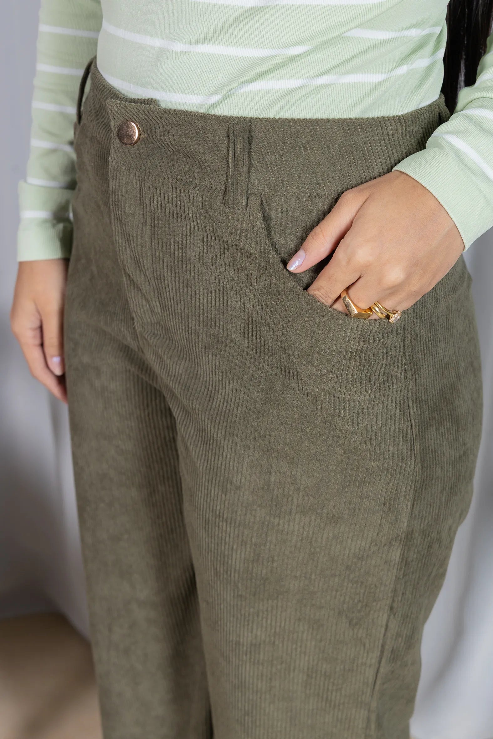 Calça Corte Reto em Cotelê Detalhe Botão Dourado Mia Verde