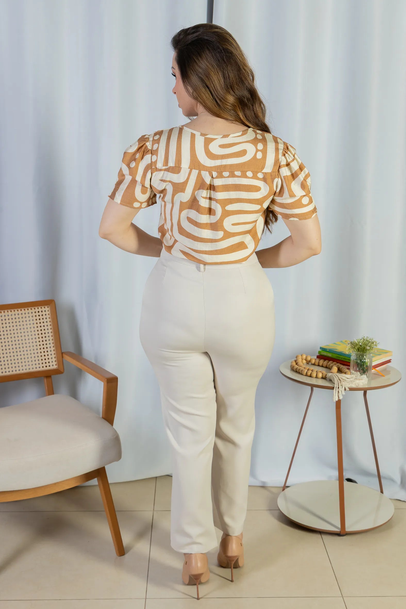 Blusa Manga Curta Detalhe Decote Visco Brise Mel Estampada Bege