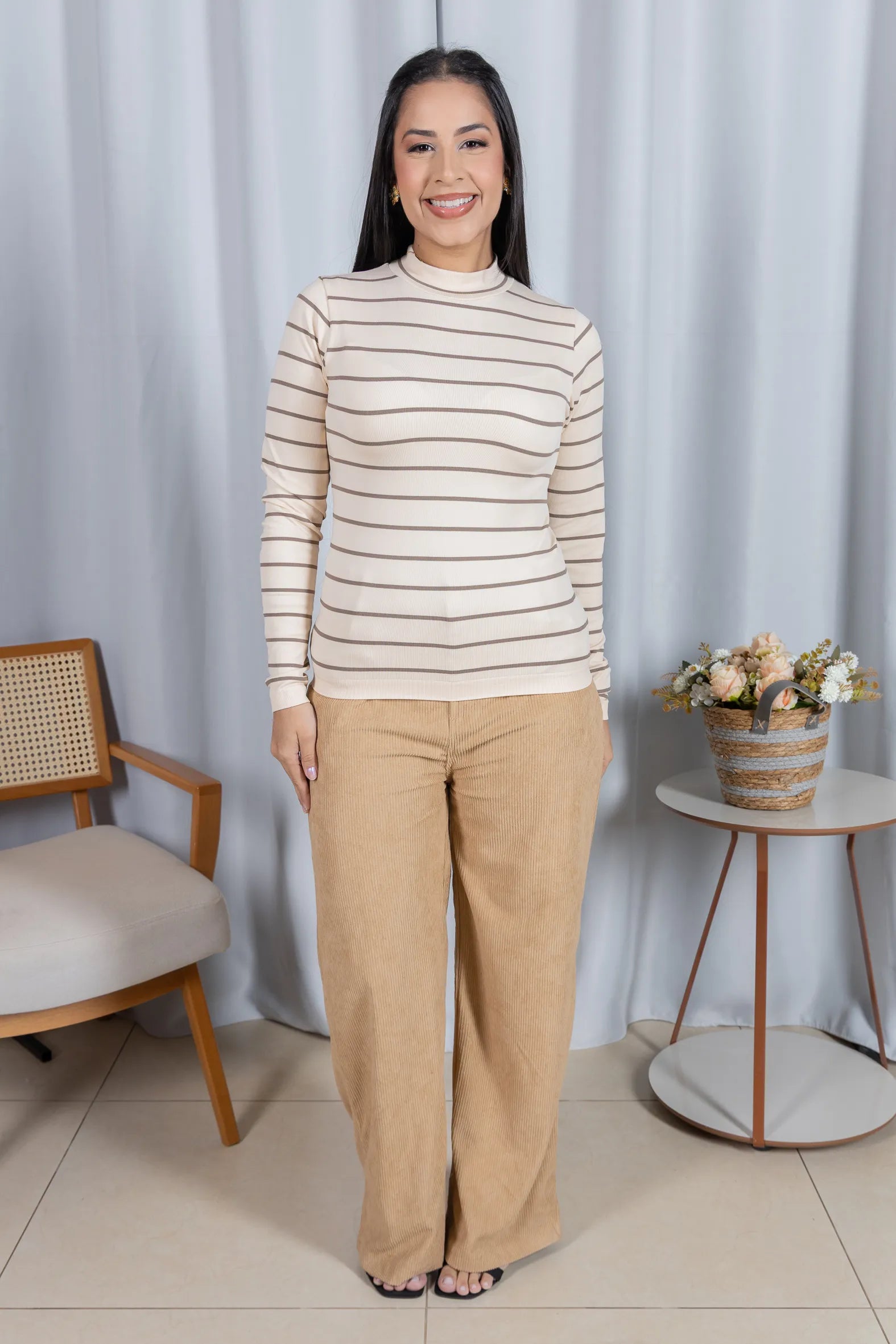 Blusa Manga Longa com Gola Alta em Malha Canelada Andressa Creme