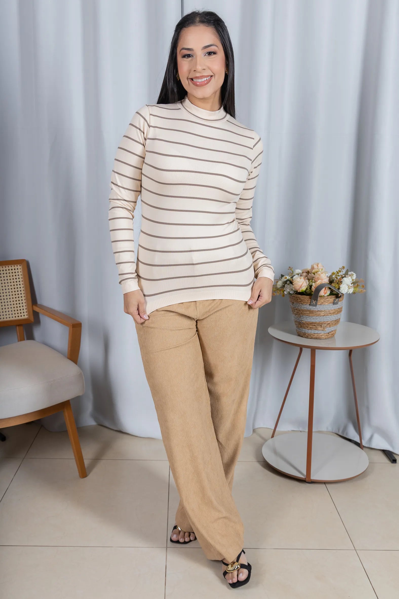 Blusa Manga Longa com Gola Alta em Malha Canelada Andressa Creme