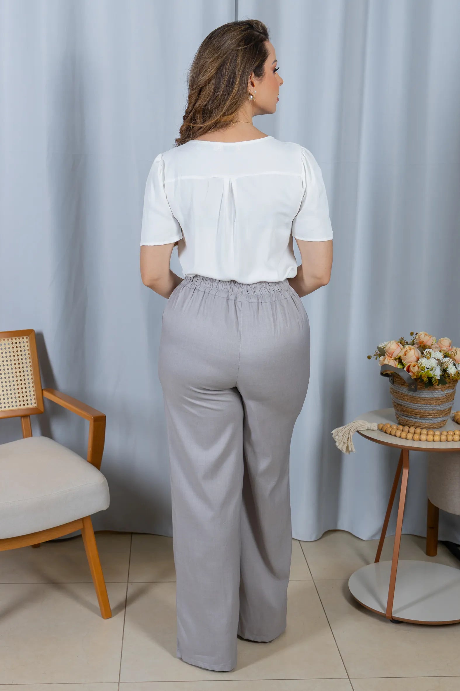Blusa Manga Curta Decote em "V" Crepe Classic Detalhe Botões Karine Branca
