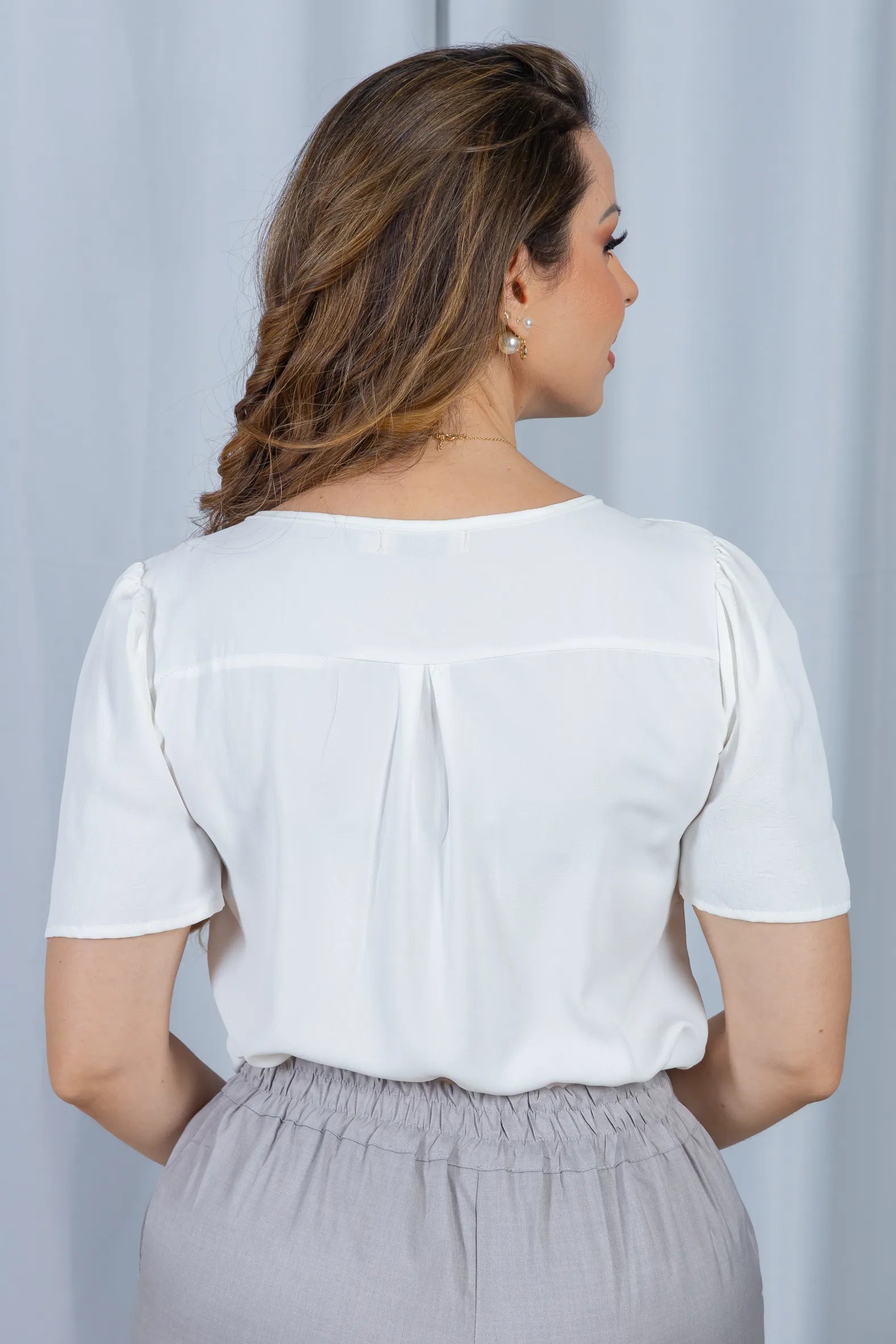 Blusa Manga Curta Decote em "V" Crepe Classic Detalhe Botões Karine Branca